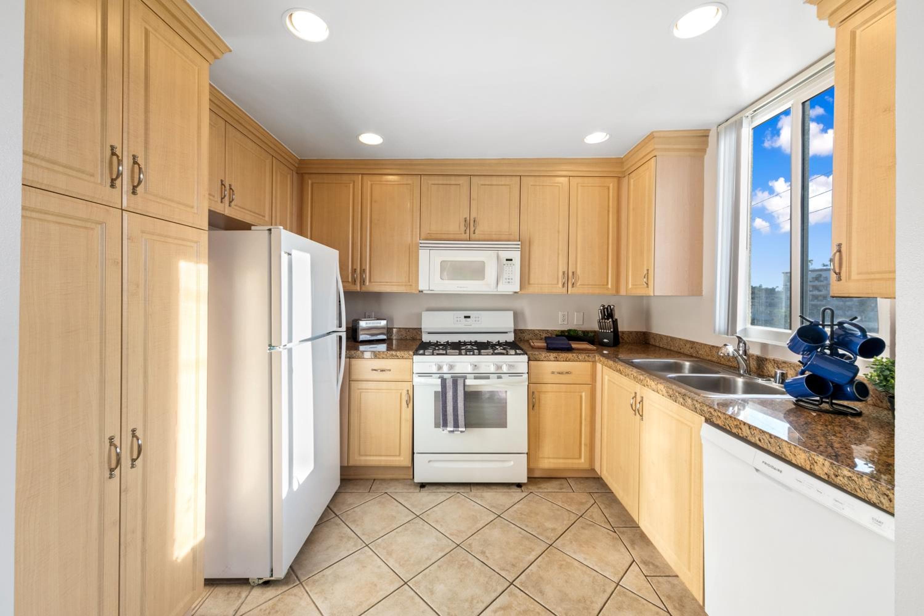 Beverly Hills Penthouse 2 BR Apt with Parking 407, Los Angeles, photo 2