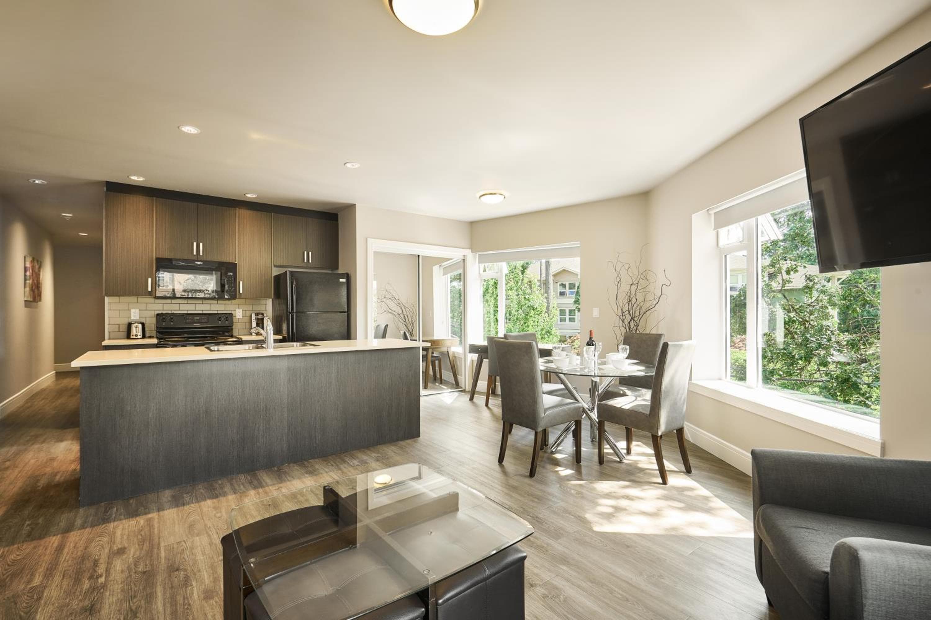 SoLo Suites, Victoria