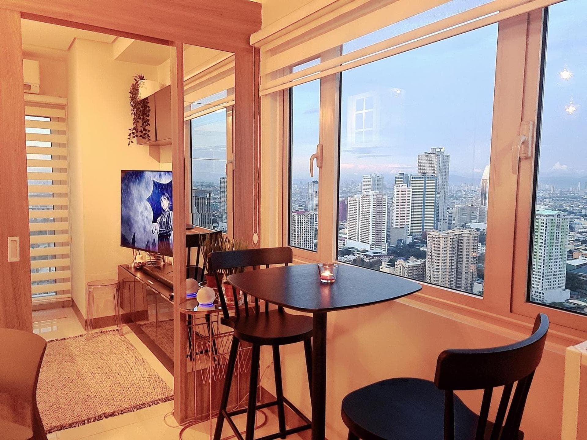 Cozy Penthouse 2BR Suite w Balcony - Amazing Manila Bay View and City Skyline near MOA, Manila