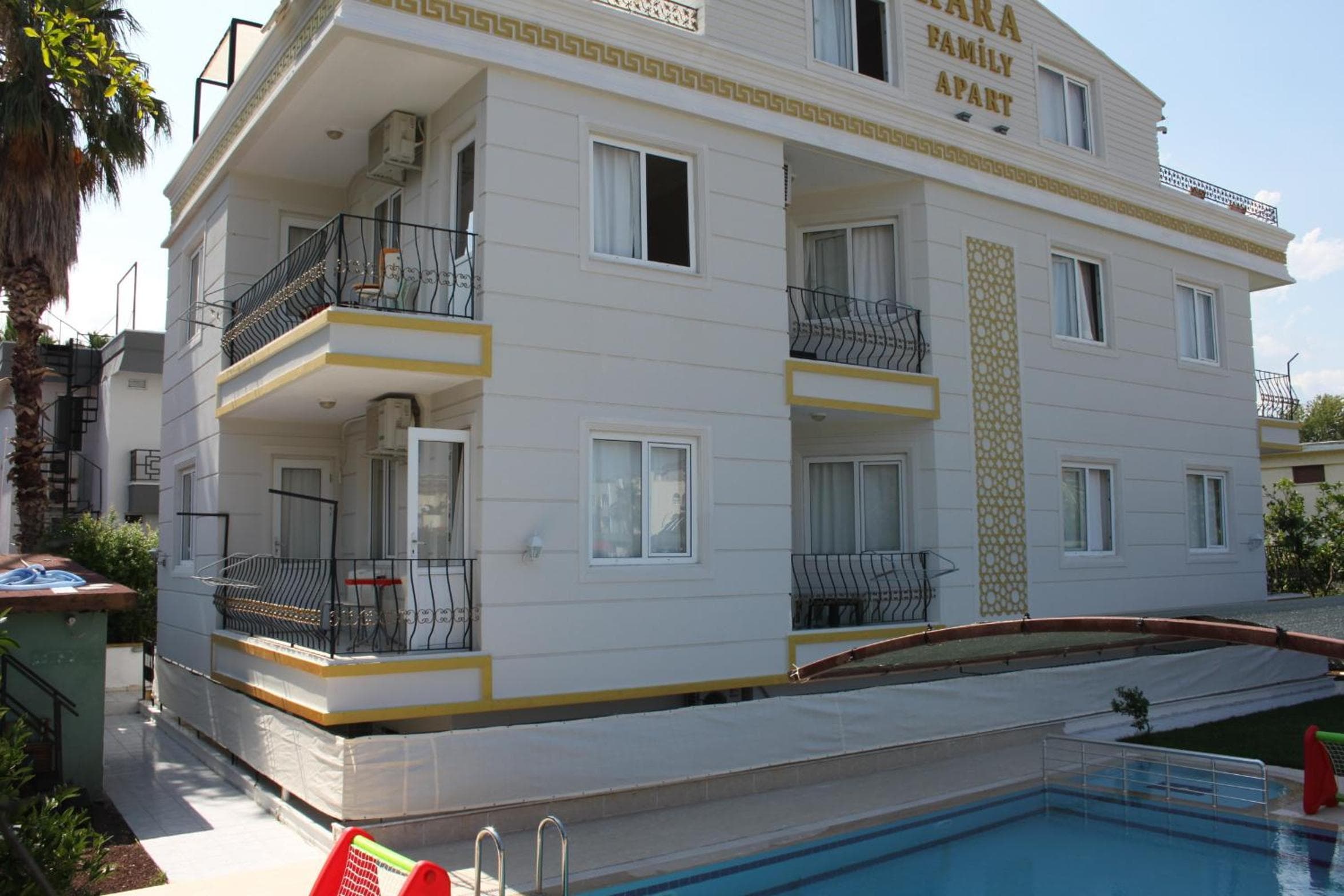 Kara Family Apart, Kemer