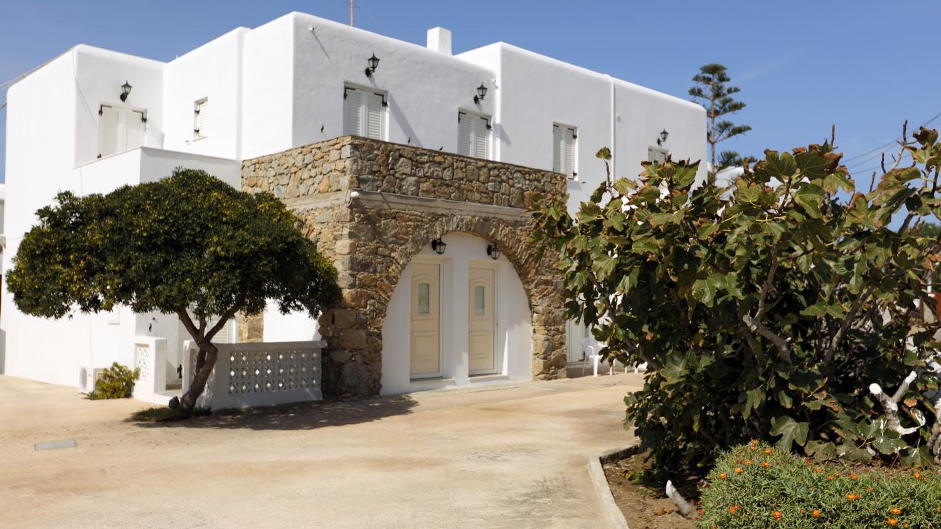 Peter Studios, Ornos