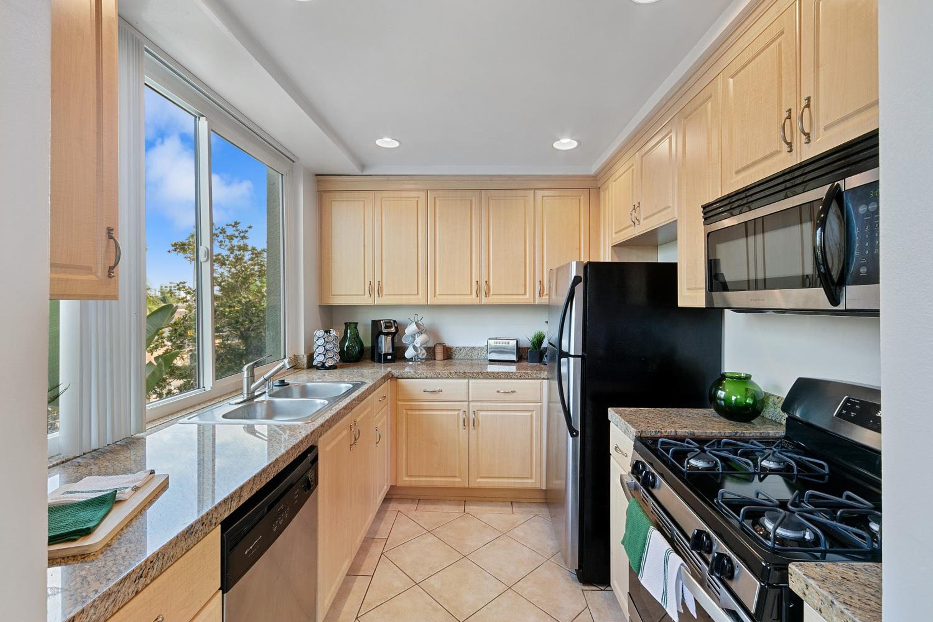 Beverly Hills Glamour Oasis 2 BR Apt with Parking 304, Los Angeles, photo 2