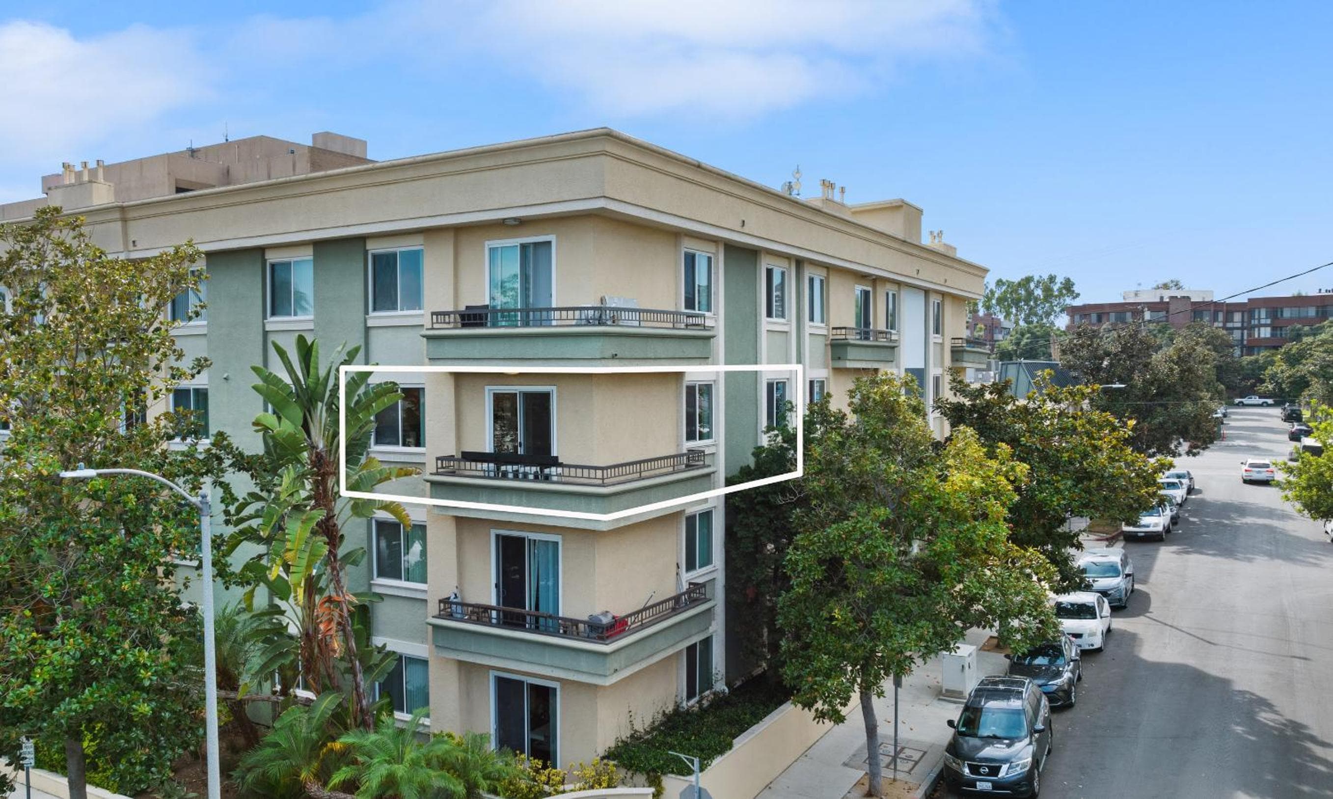 Beverly Hills Glamour Oasis 2 BR Apt with Parking 304, Los Angeles