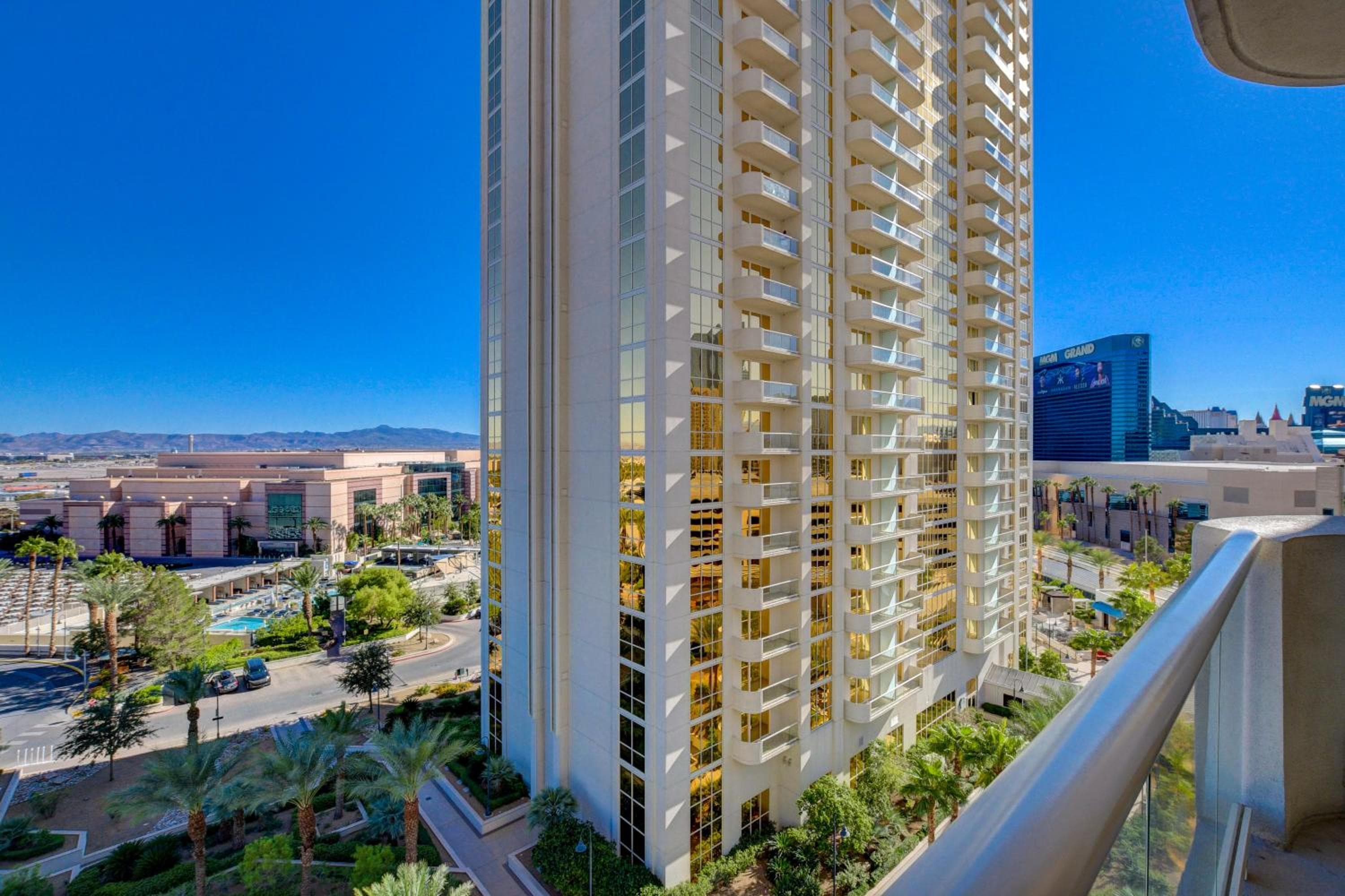 LUXURIOUS 1 BD/2BTH Premium Suite MGM Signature w/balcony, Las Vegas
