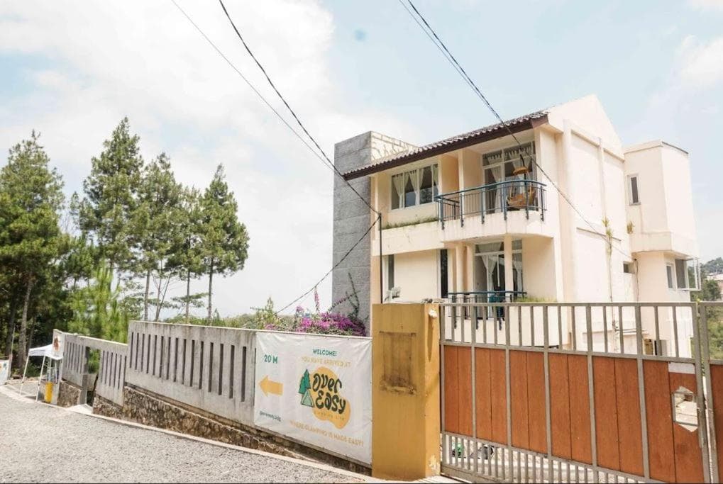 Over Easy Apartment, Bandung