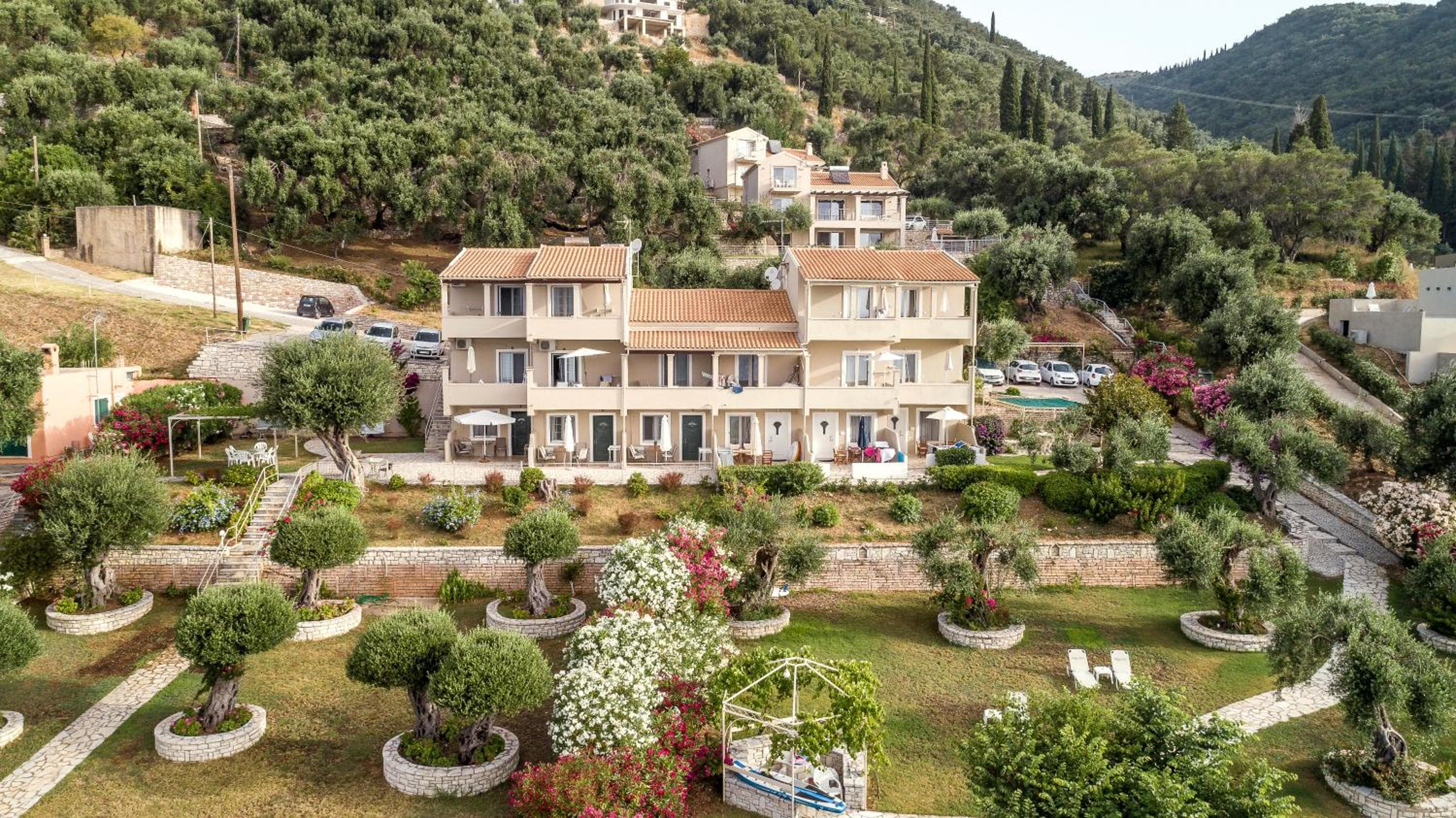 Krouzeri Beach Apartments, Nisakion