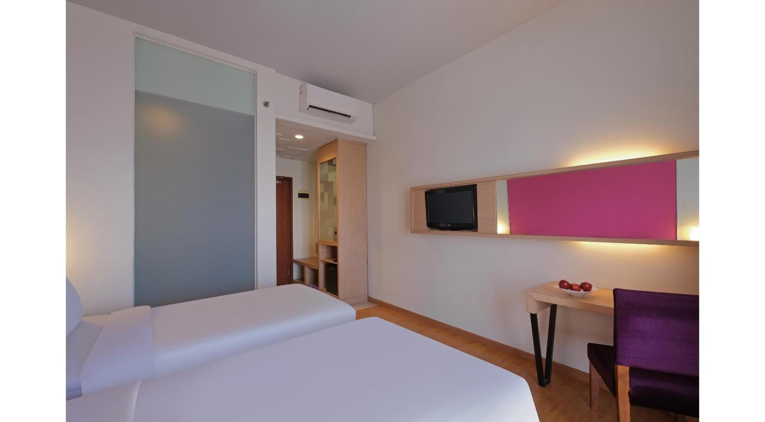 Quest Hotel Simpang Lima - Semarang by ASTON, Semarang, photo 2