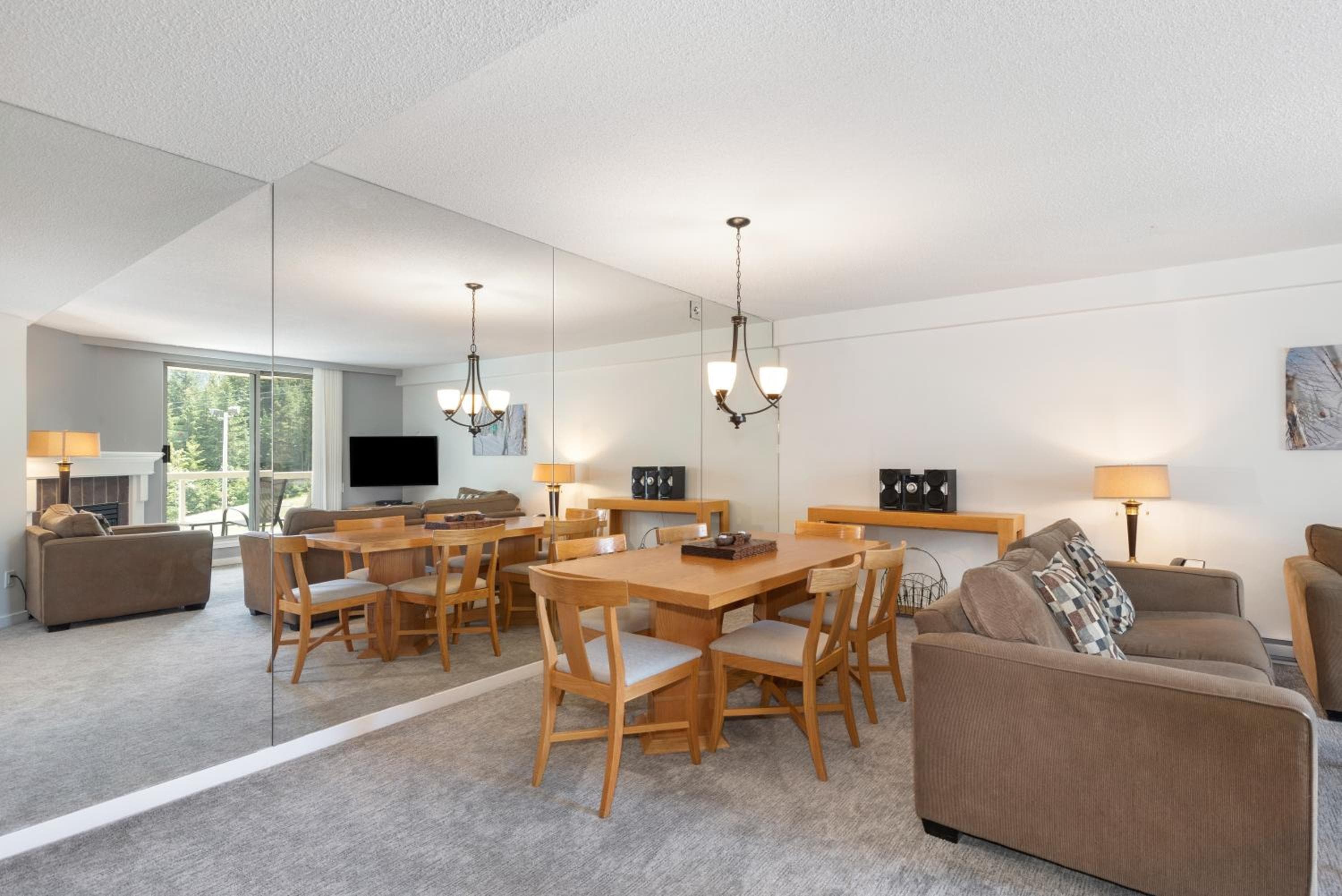 The Woodrun Lodge by Whiski Jack, Whistler, photo 4
