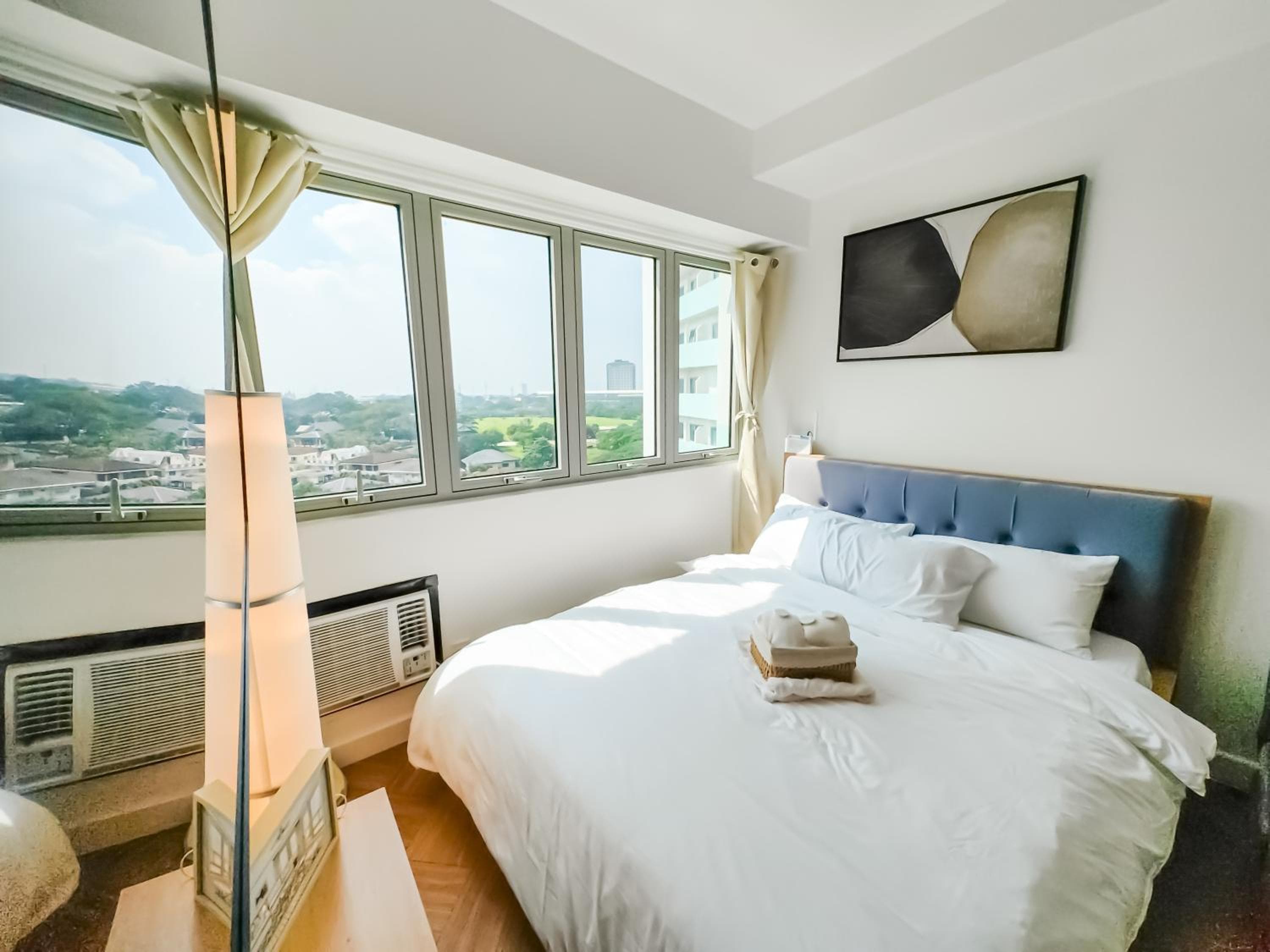 Cozy Oasis, Mountain + Skyline View, Free Pool, Manila