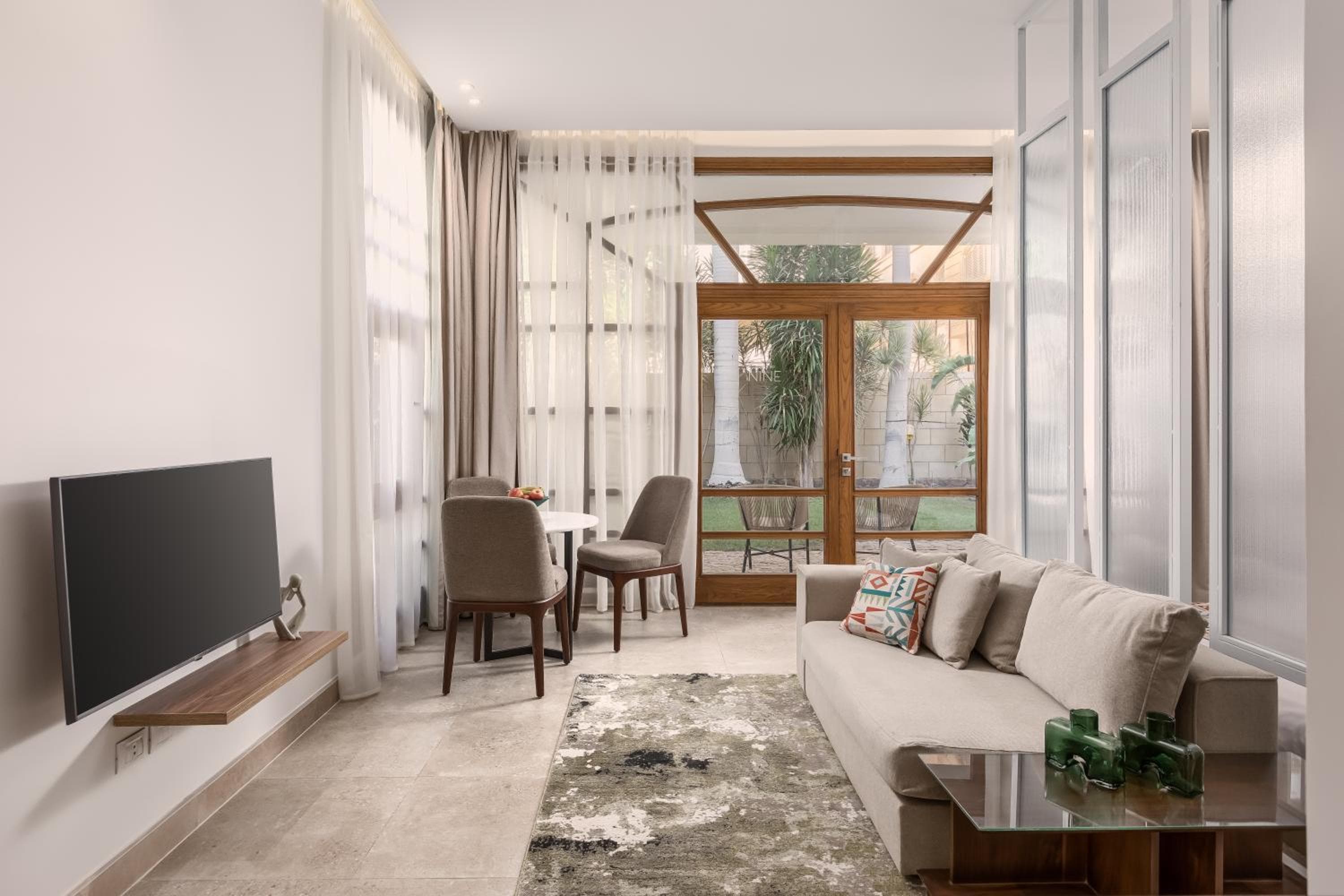 Livingville Nine, Cairo, photo 2