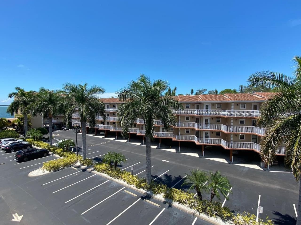 Condo in Waterfront Resort with Balcony Close to Beaches Free Bikes, Dunedin