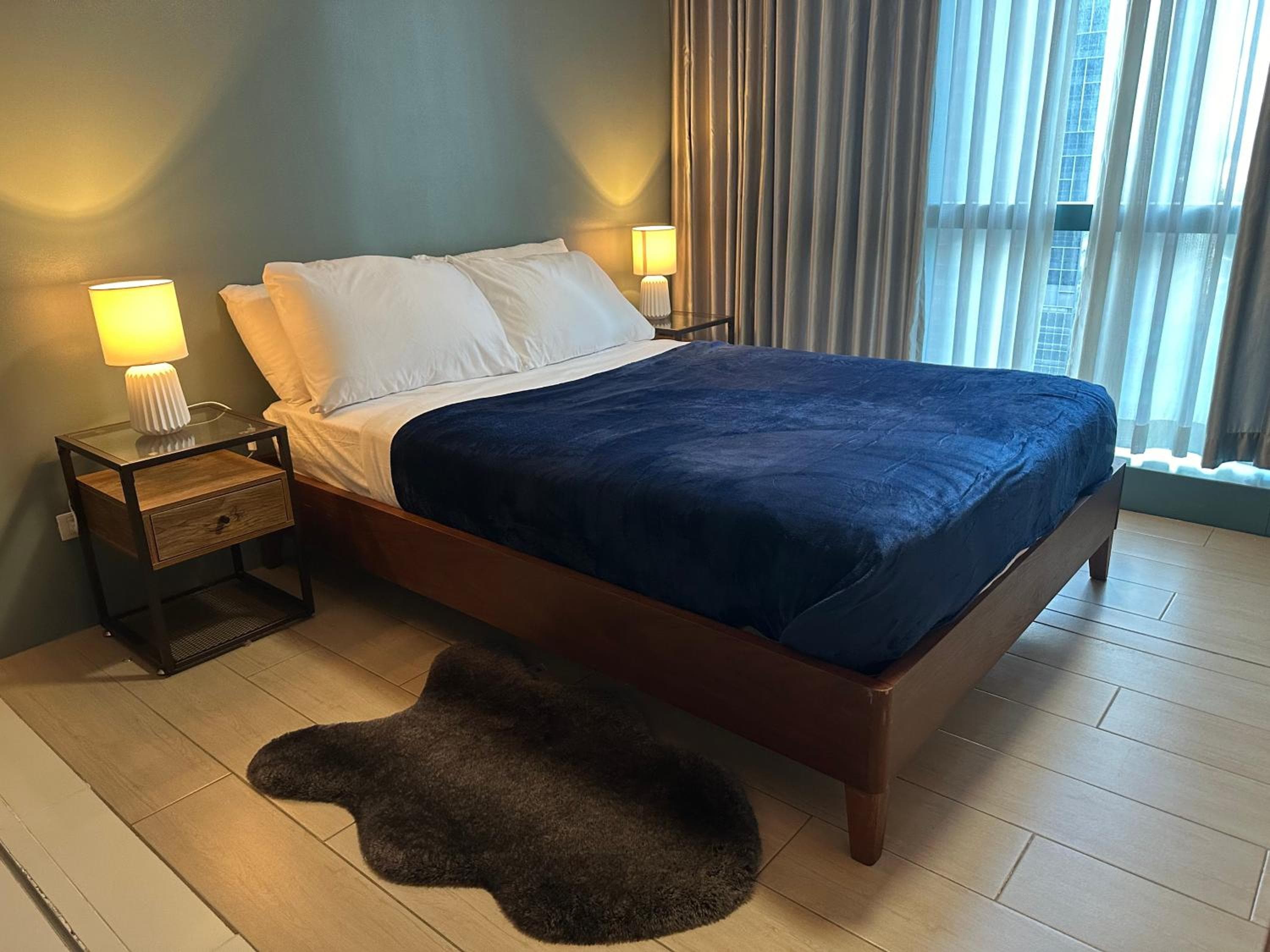 Deluxe Suite in One Uptown, BGC with Mall Fountain View, photo 1