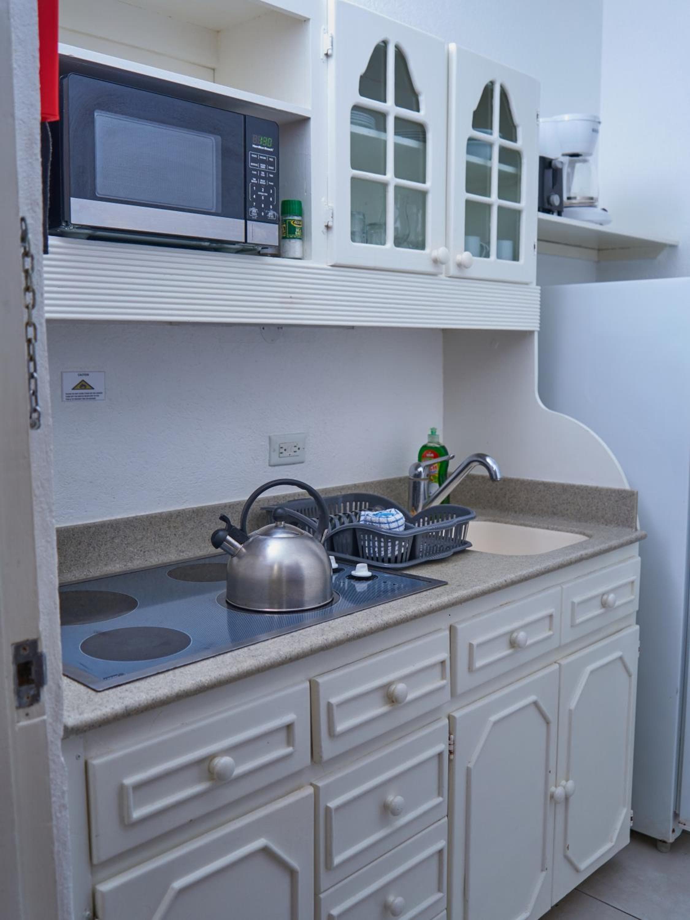 Tropical Sunset Beach Apartment Hotel, Saint James, photo 5
