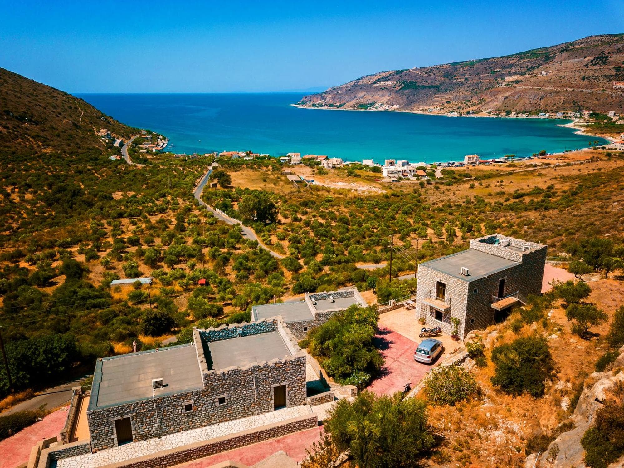 Onar Mani Suites, Neon Oitilon