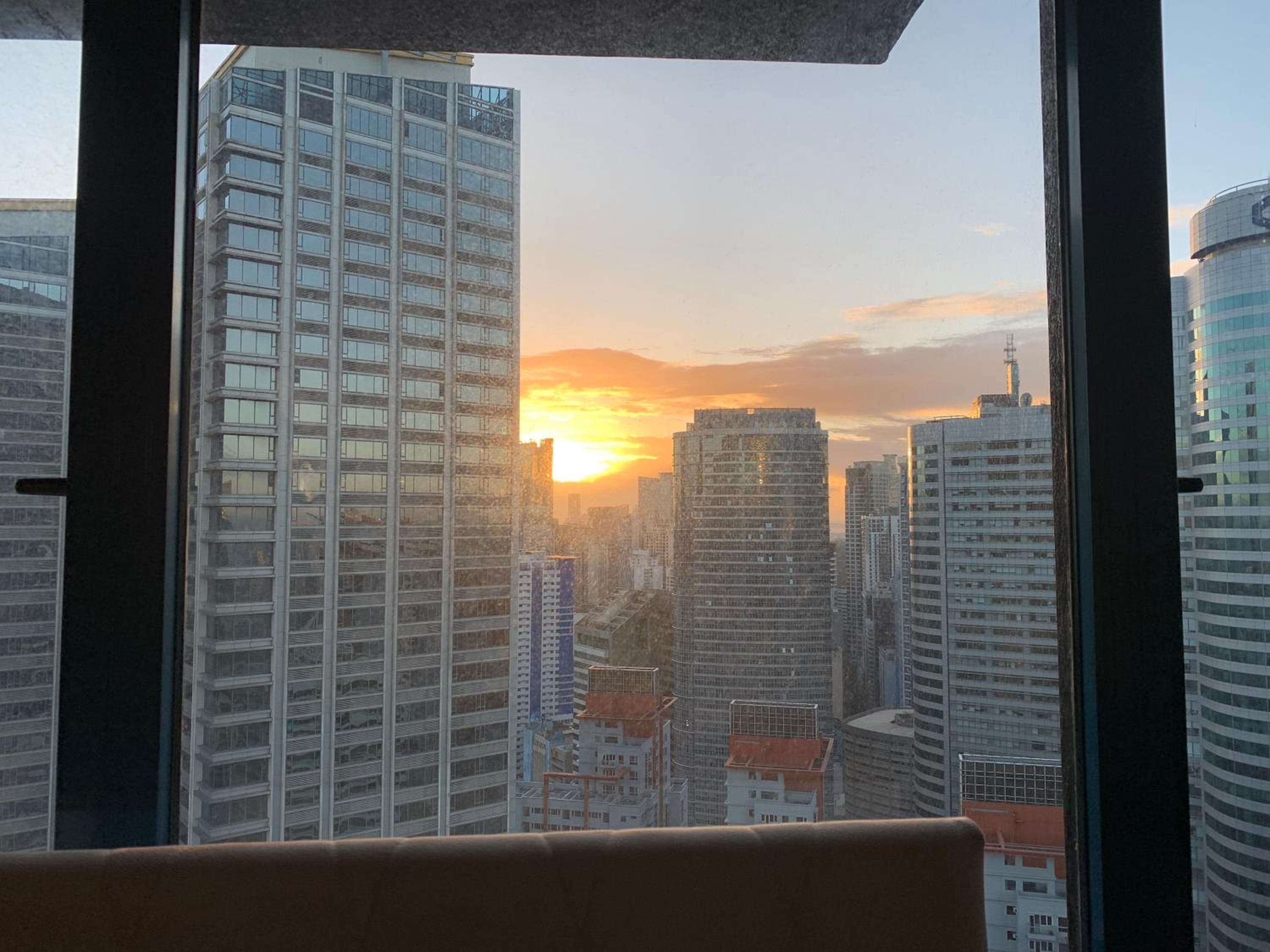 Air Residences Makati City Comfort and Budget Friendly PRIME location EASY Grab Ride to and From AIRPORT, Manila, photo 3