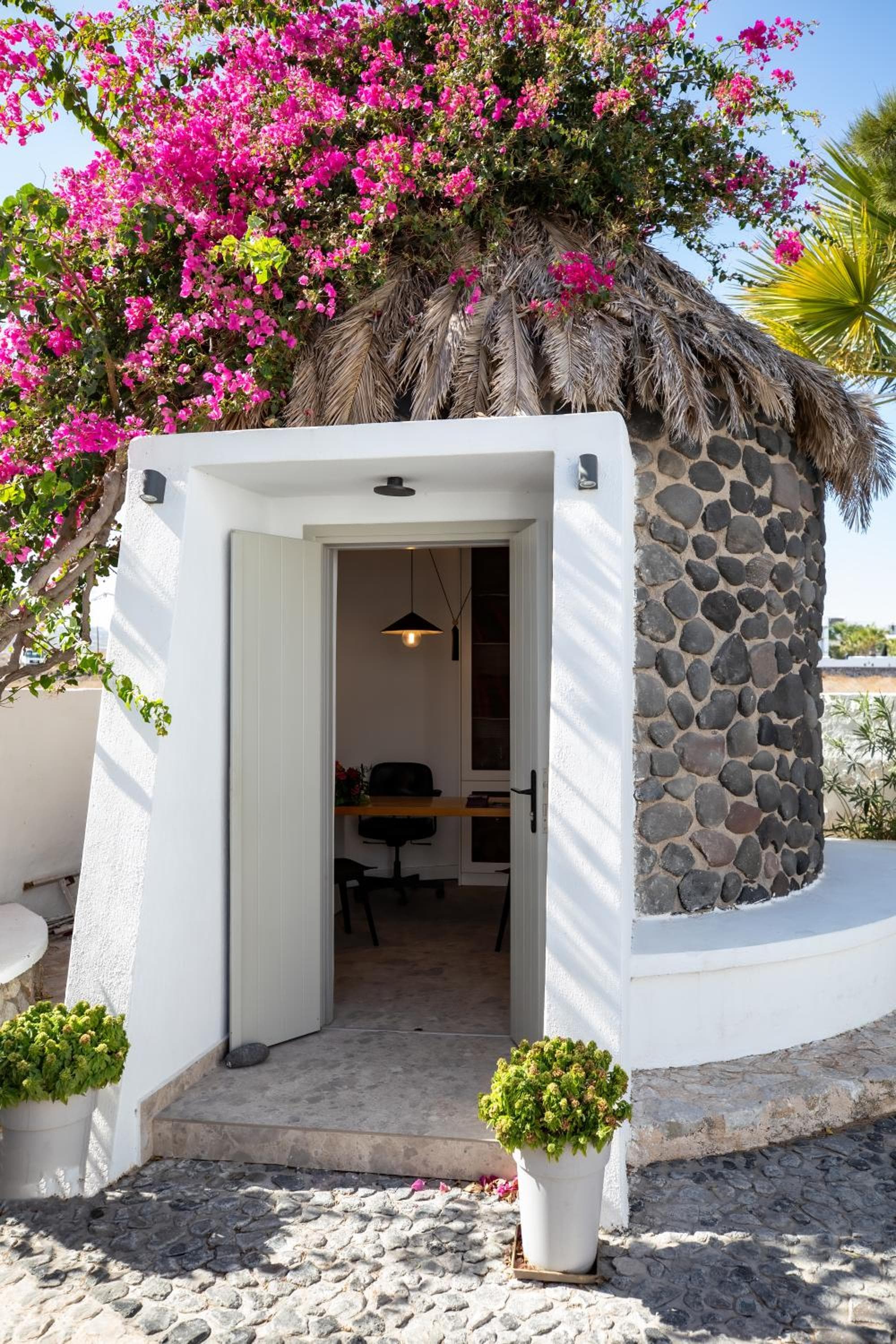 Louis Studios Santorini, Kamari