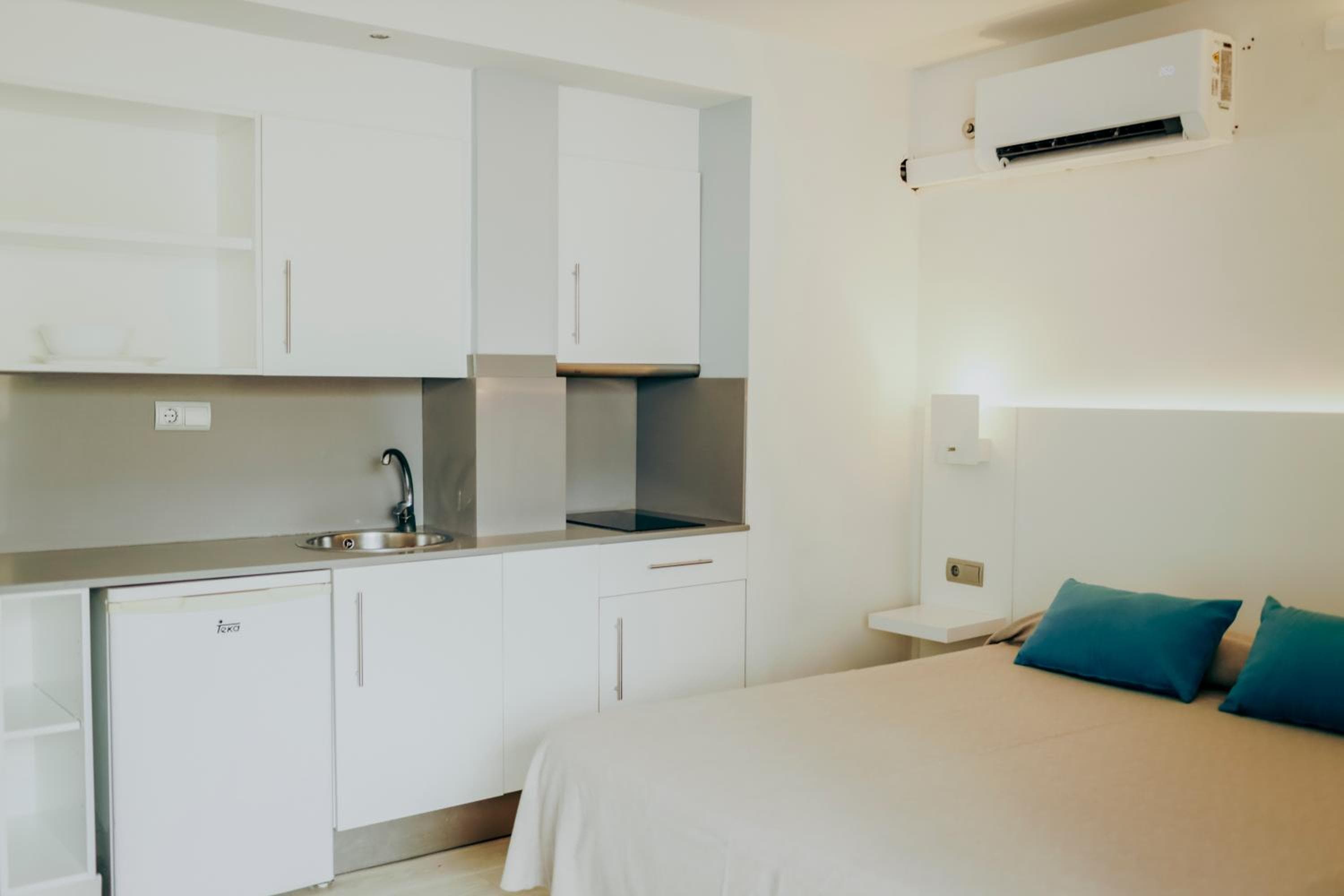 Apartamentos Bora Bora - Adults Only, Playa d'en Bossa, photo 4