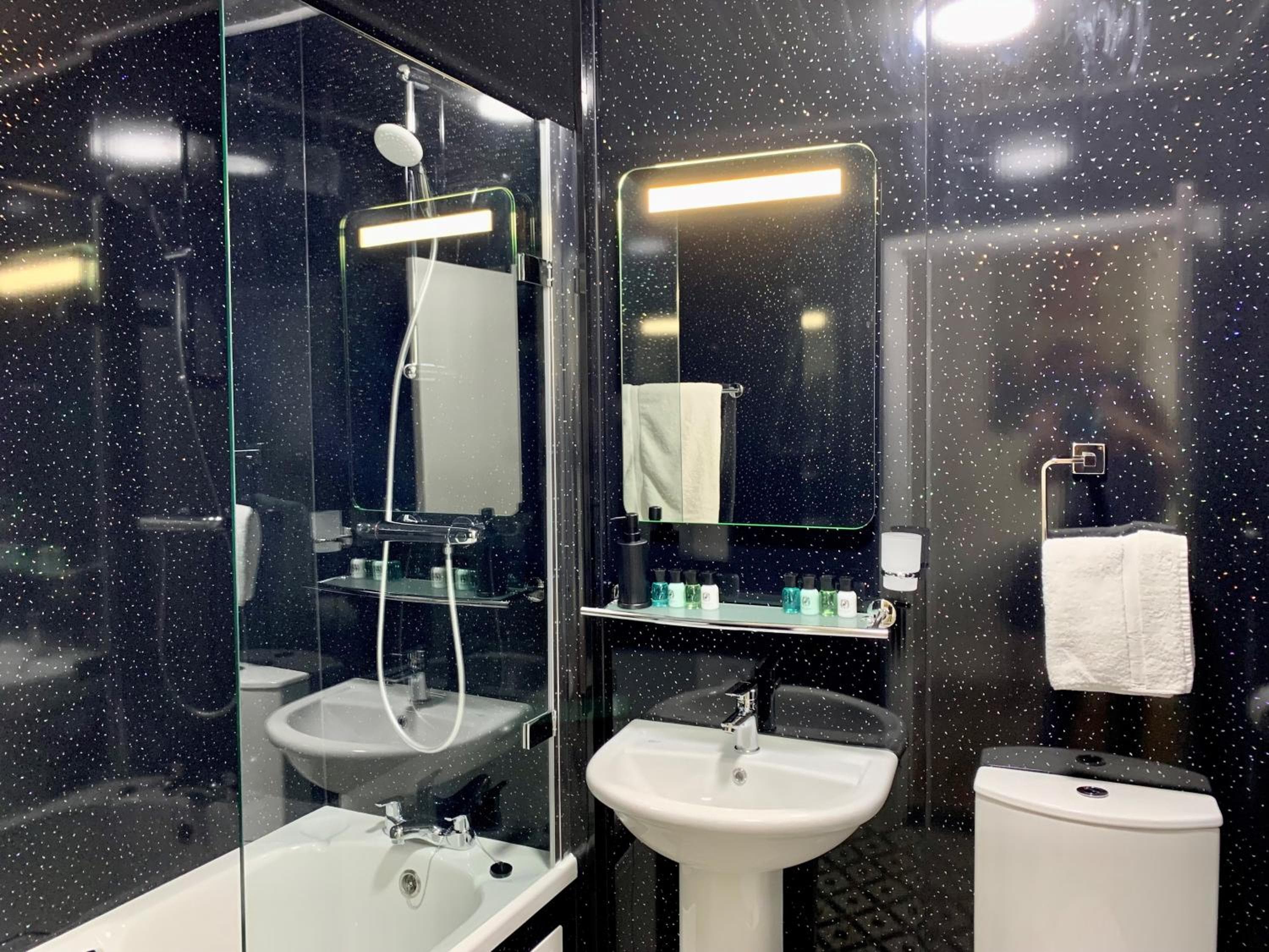 Bathroom at Sarum Apart-Hotel