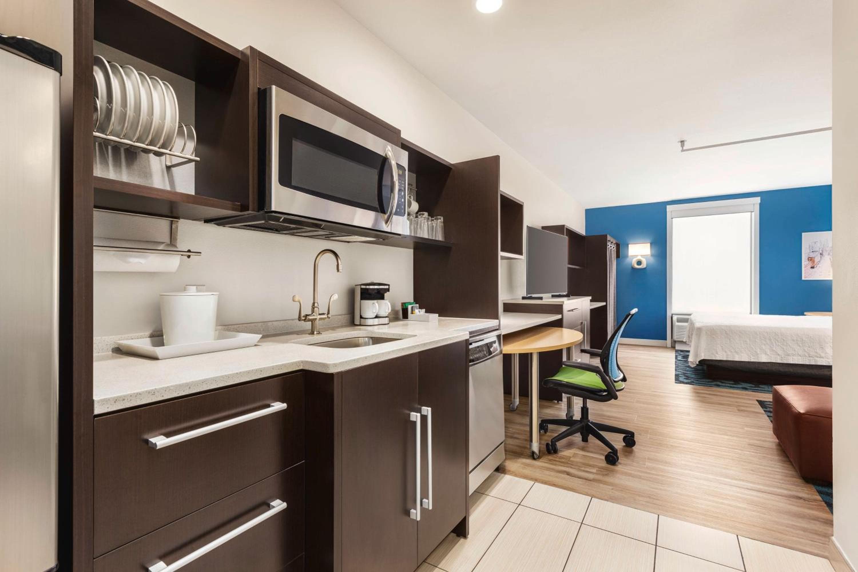 Kitchen at Home2 Suites Long Island City/Manhattan View