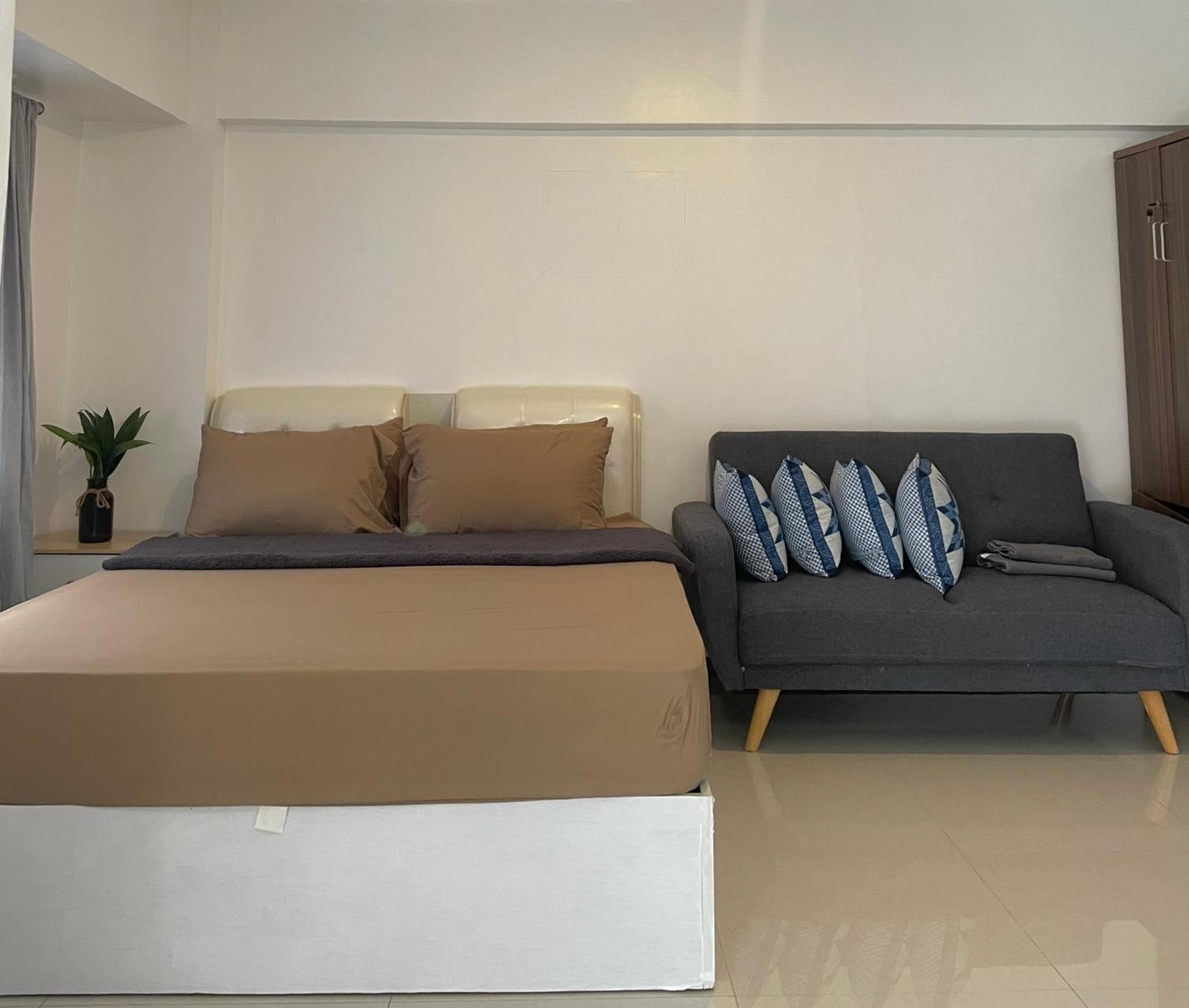 Affordable Travellers Studio Condo near Mactan Airport by A&C, Pusok