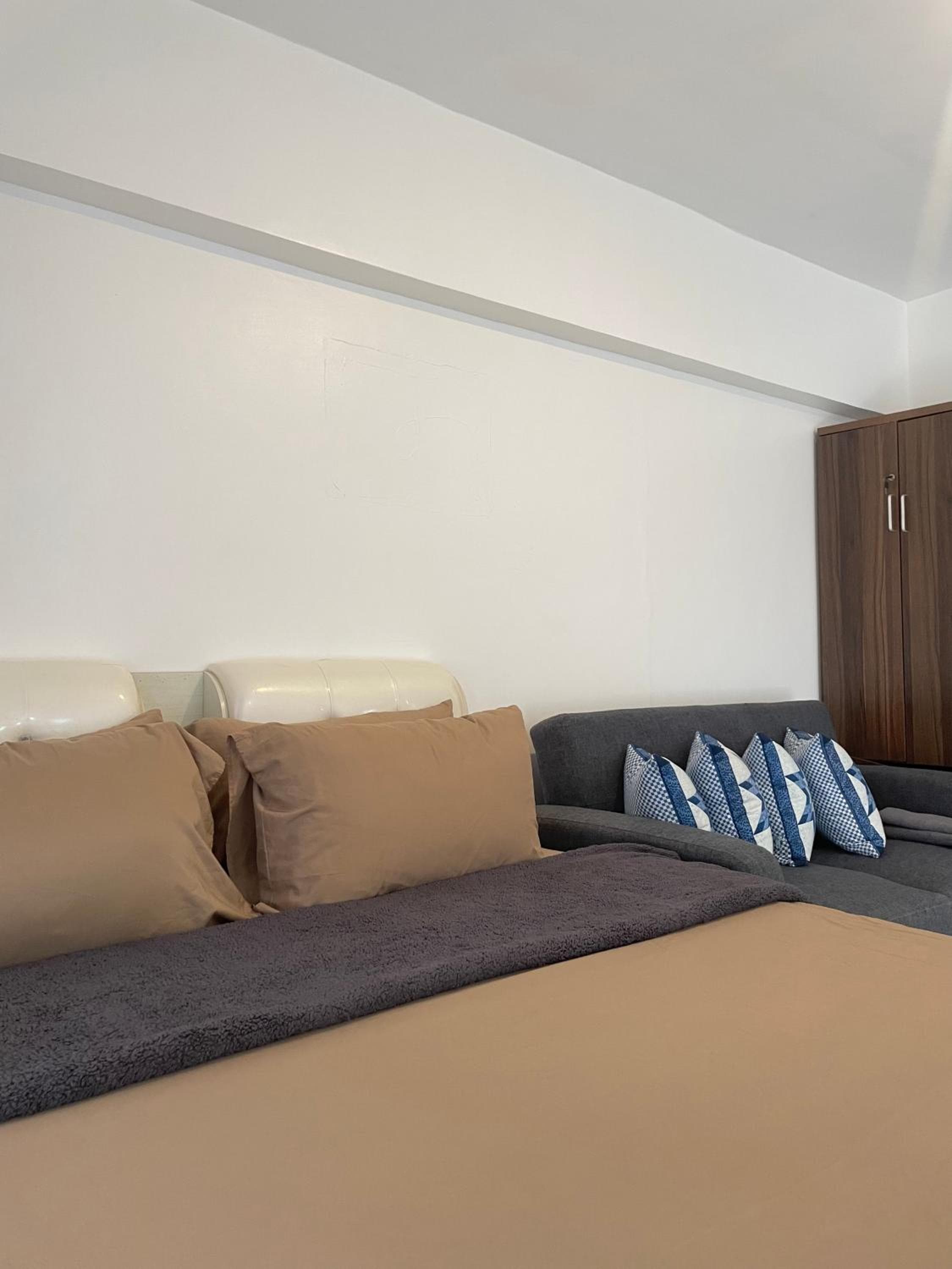 Affordable Travellers Studio Condo near Mactan Airport by A&C, Pusok, photo 4