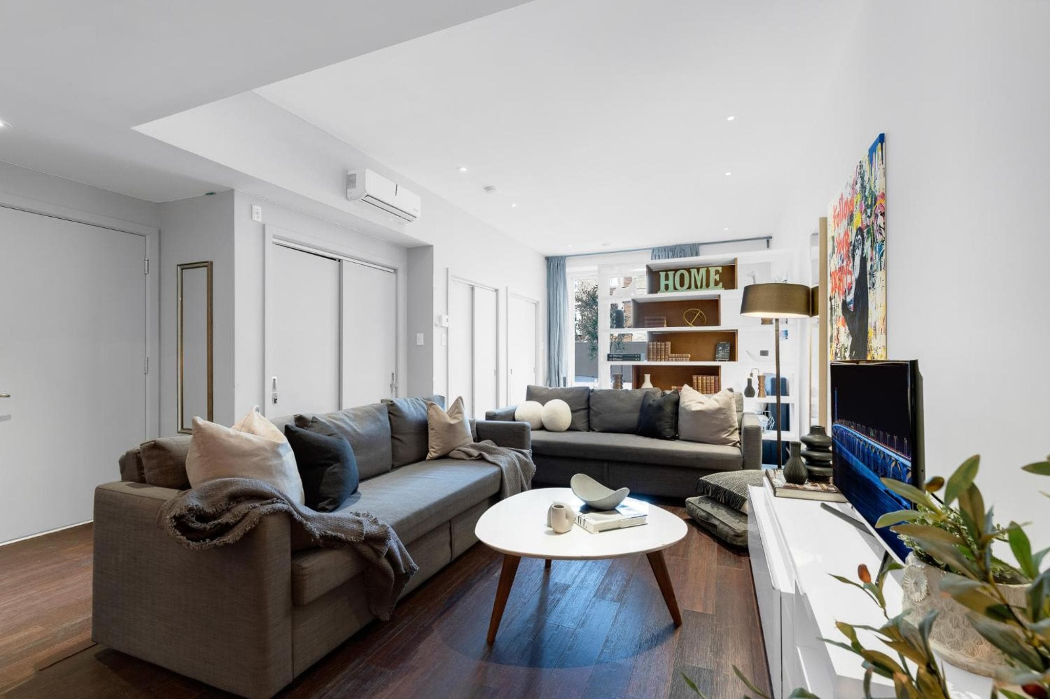 LiV MTL Soho Spacious Rooftop Suites for Groups Near Downtown Montreal, Montréal