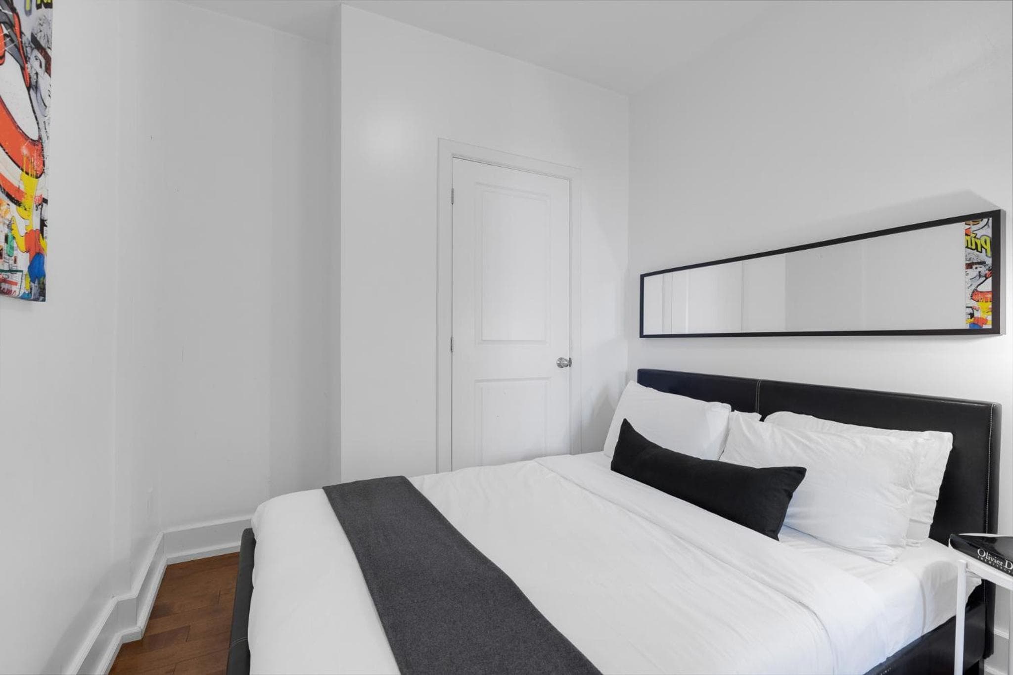 LiV MTL Chic Spacious 4BR Rooftop Suite Near Downtown Montreal, Montréal, photo 3