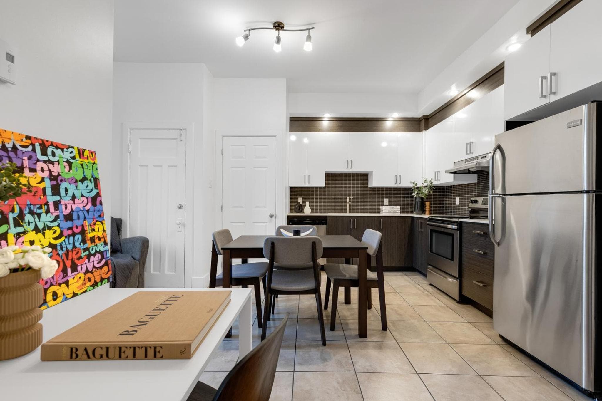 LiV MTL Chic Spacious 4BR Rooftop Suite Near Downtown Montreal, Montréal, photo 6