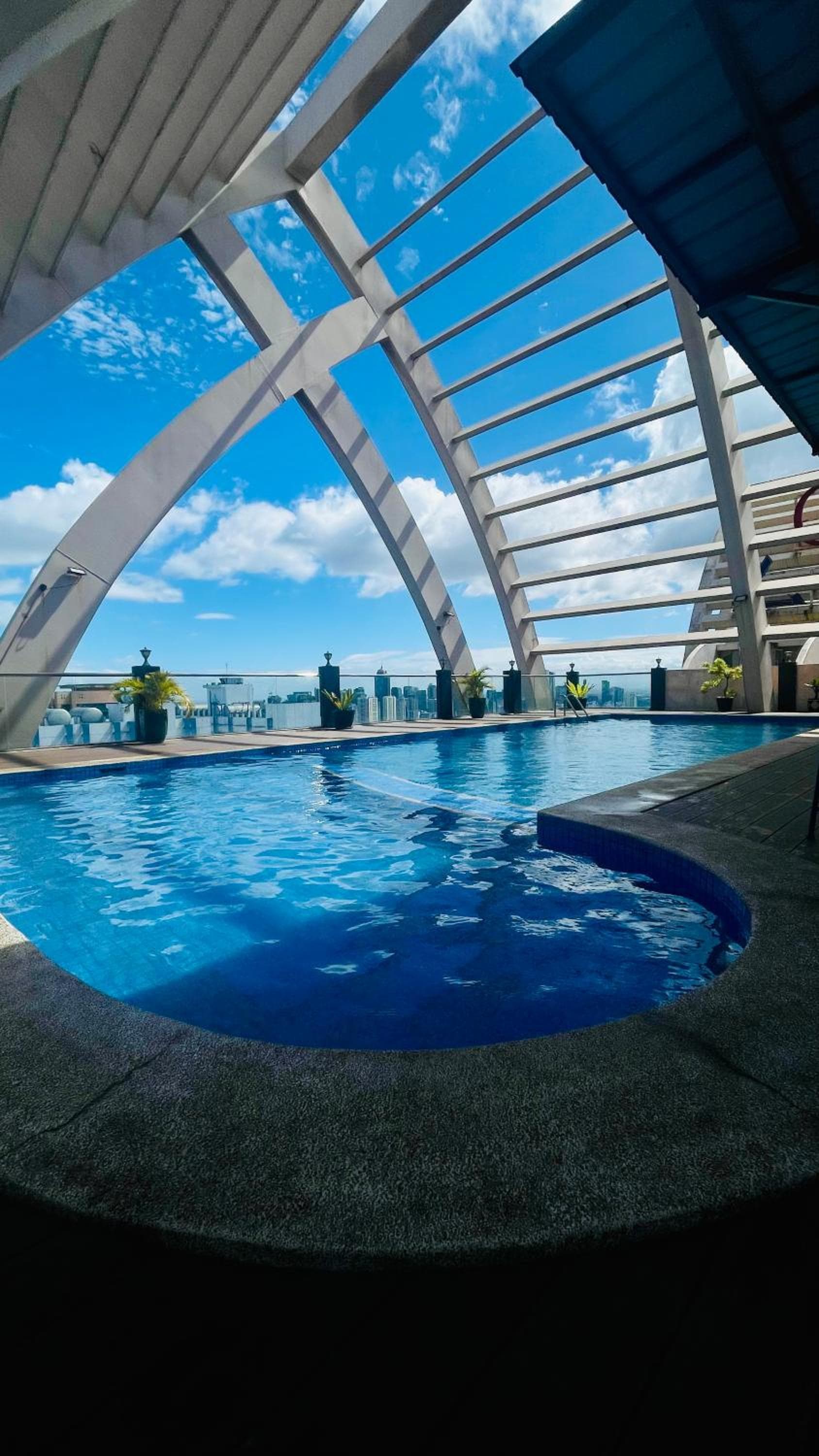 Modern Condo for Couple with Wi-Fi, Netflix & Kitchen, 1 min to MRT Boni, Manila, photo 4