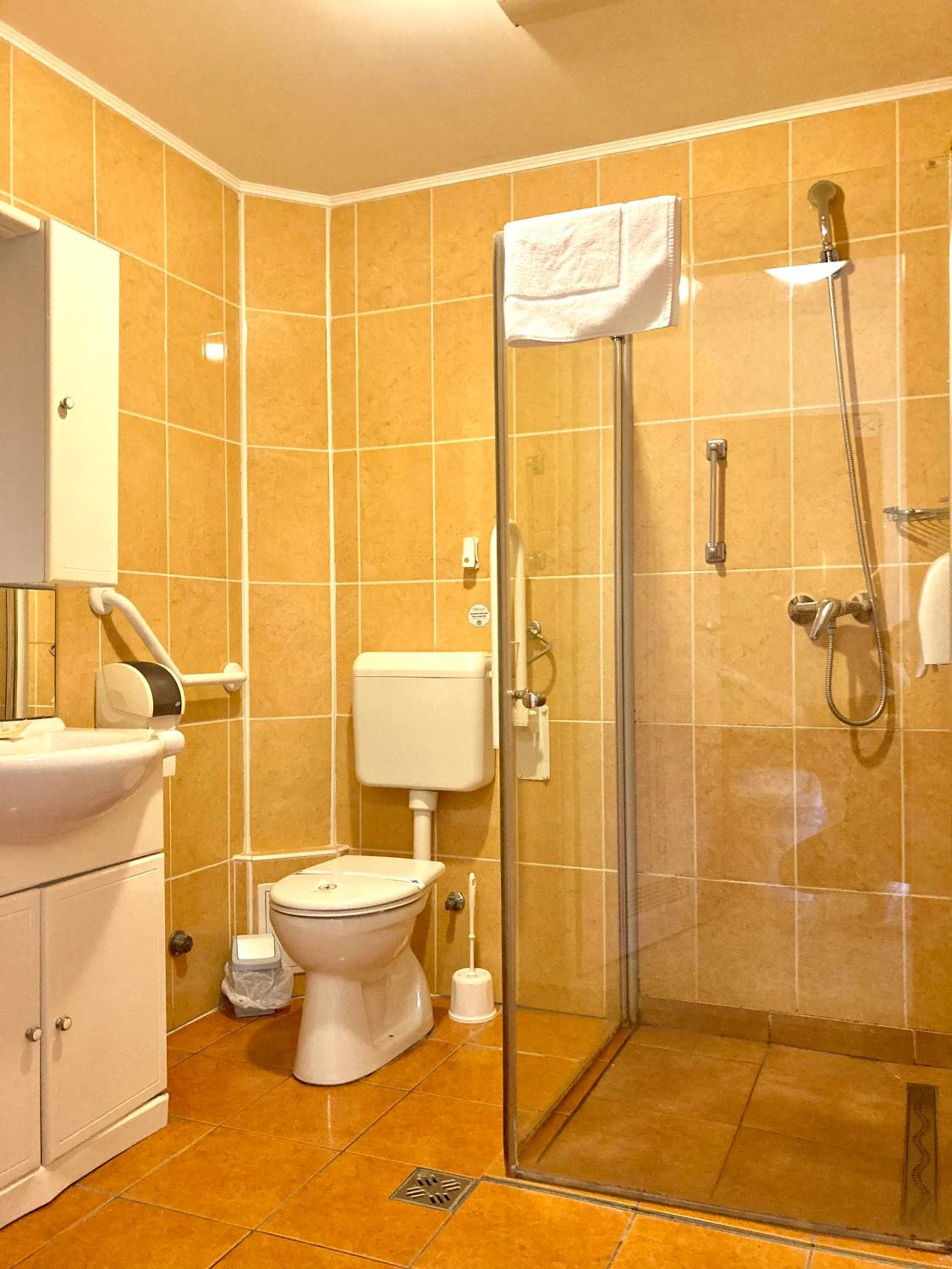 Hét Vezér Apartmanhotel, Komárom, photo 3