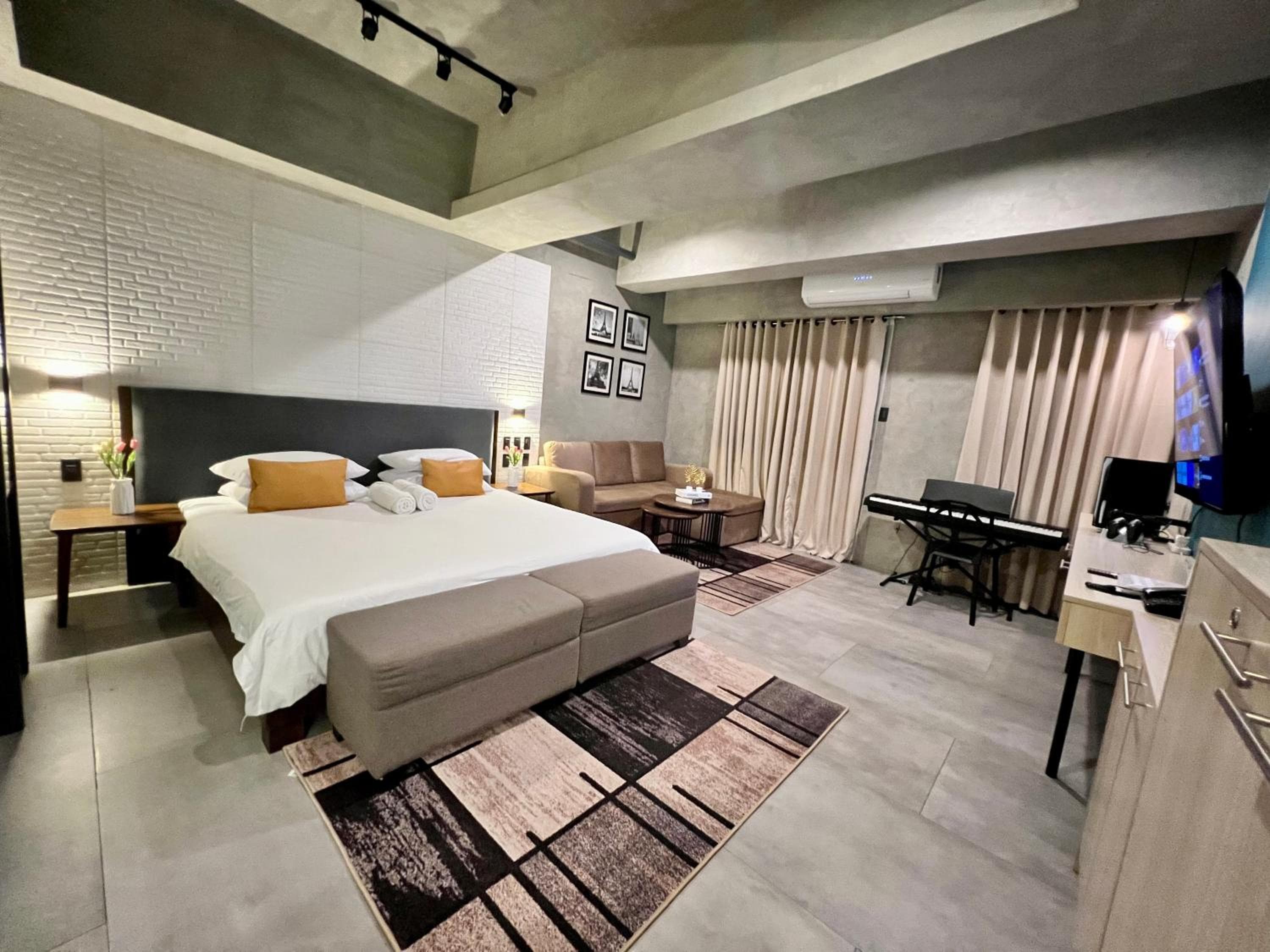 Cozy Spacious Hotel Type Condo with Smart TV and WiFi, Manila