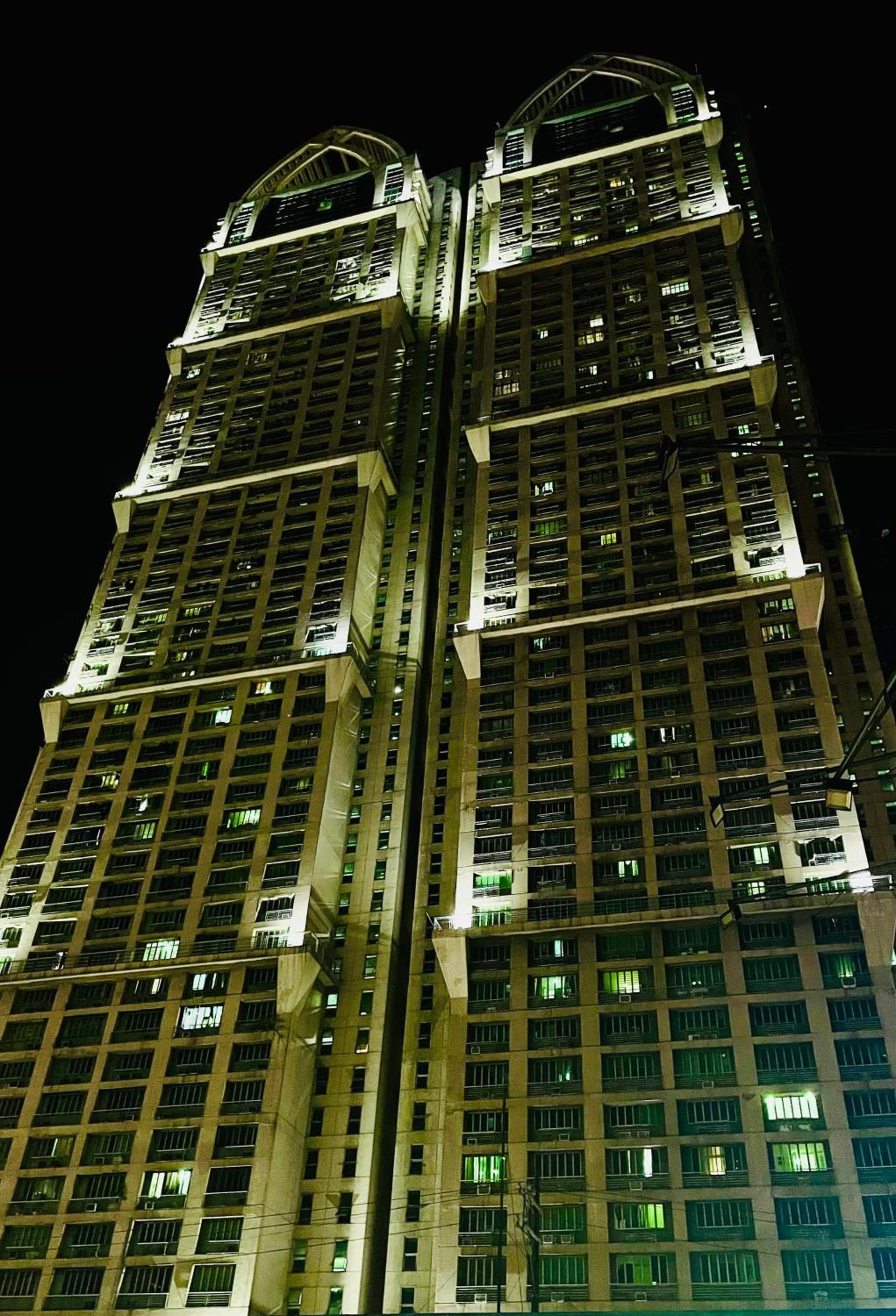 Modern Condo for Couple with Wi-Fi, Netflix & Kitchen, 1 min to MRT Boni, Manila