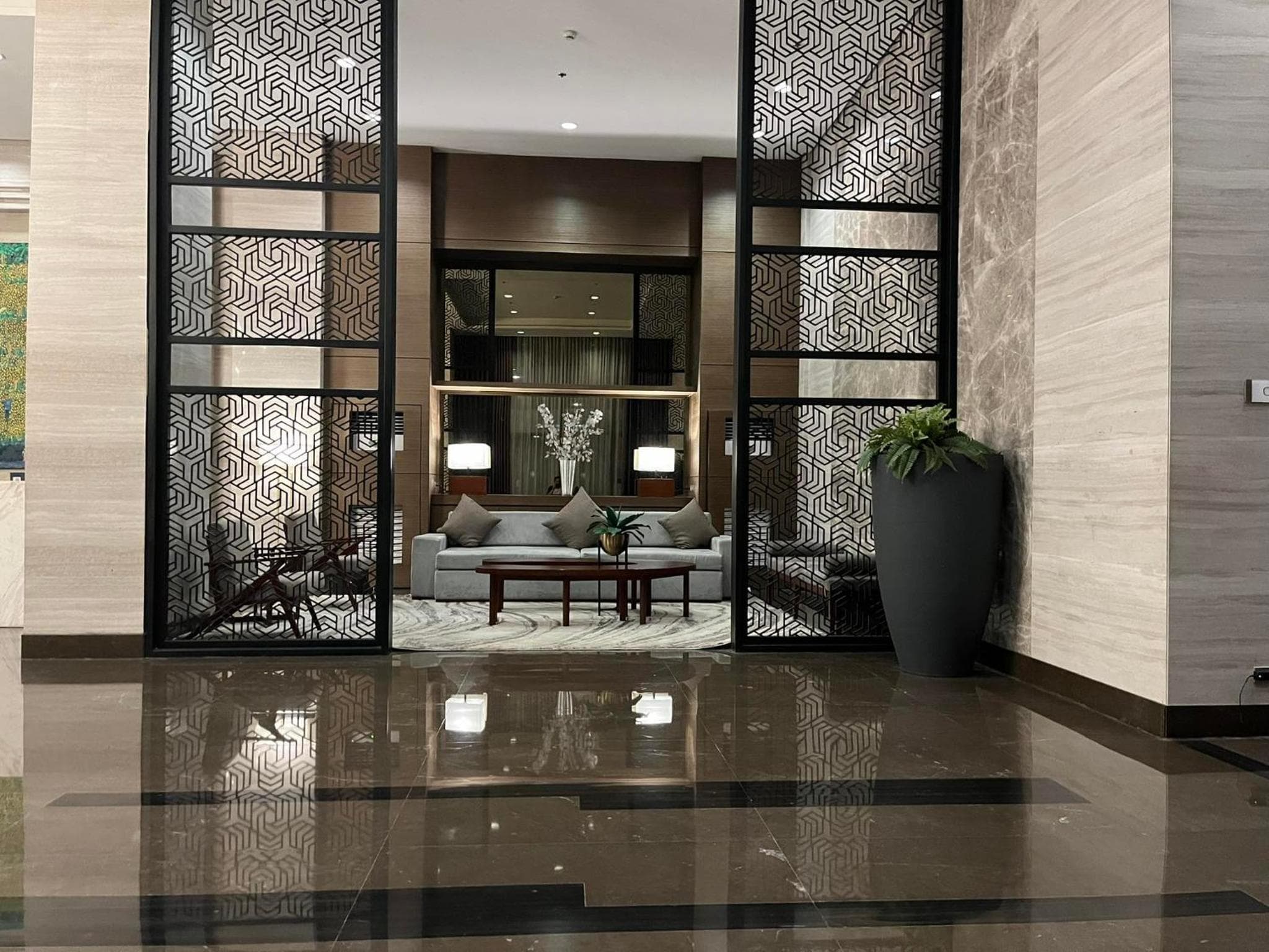 Bayfront Suite in Pasay Near NAIA Terminal, PICC, Star City, MOA and US Embassy - Pet-Friendly, Wi-Fi & Netflix, Free Swimming Pool, Sauna, Work from Home, Manila