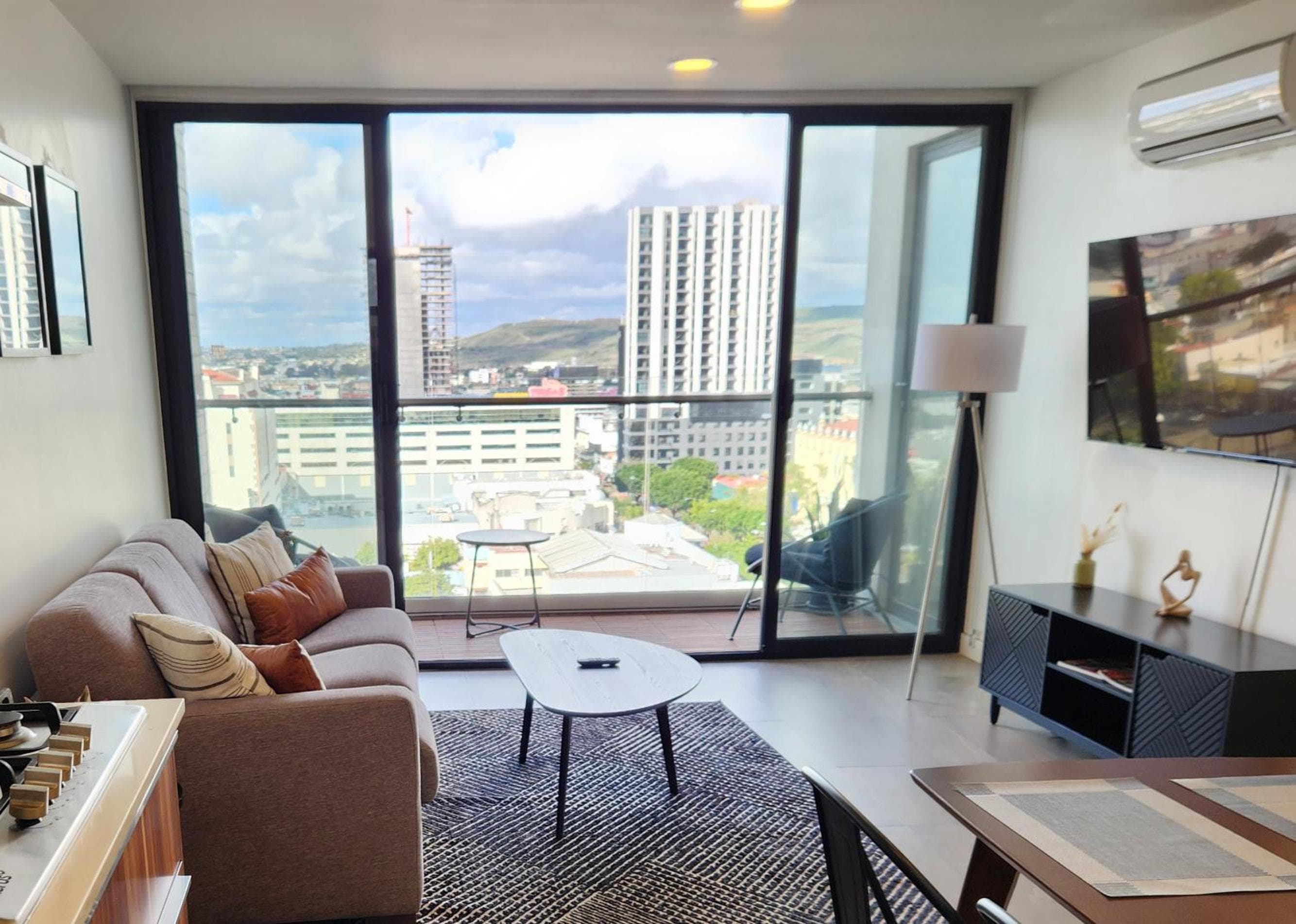 Downtown Apartment with Balcony City View, Gym & Lounge, Tijuana, photo 2