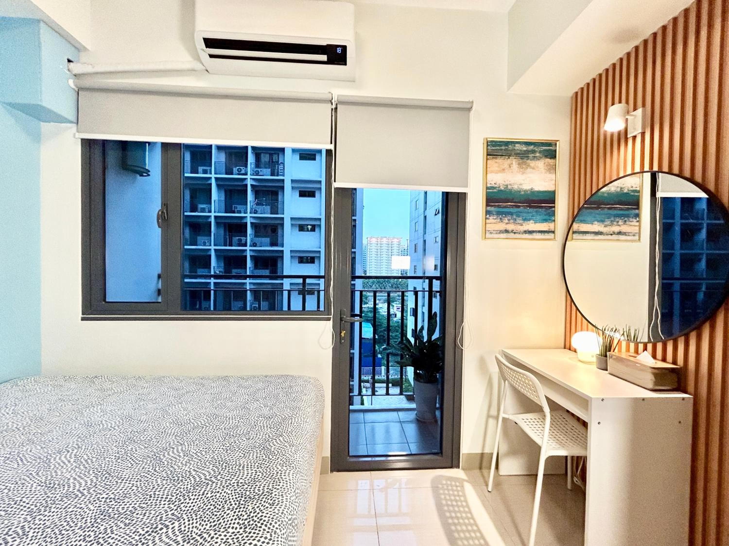 ClaySky Staycation S2T1-Cozy & Homey 1BR Apartment near MOA facing Pool with Own Parking with Netflix, HBO Max YouTube Premium & up to 200mbps Wifi, Manila