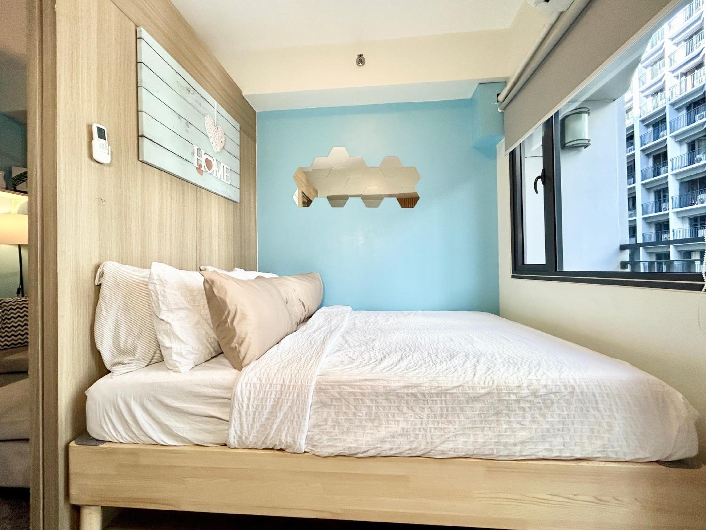 ClaySky Staycation S2T1-Cozy & Homey 1BR Apartment near MOA facing Pool with Own Parking with Netflix, HBO Max YouTube Premium & up to 200mbps Wifi, Manila, photo 4