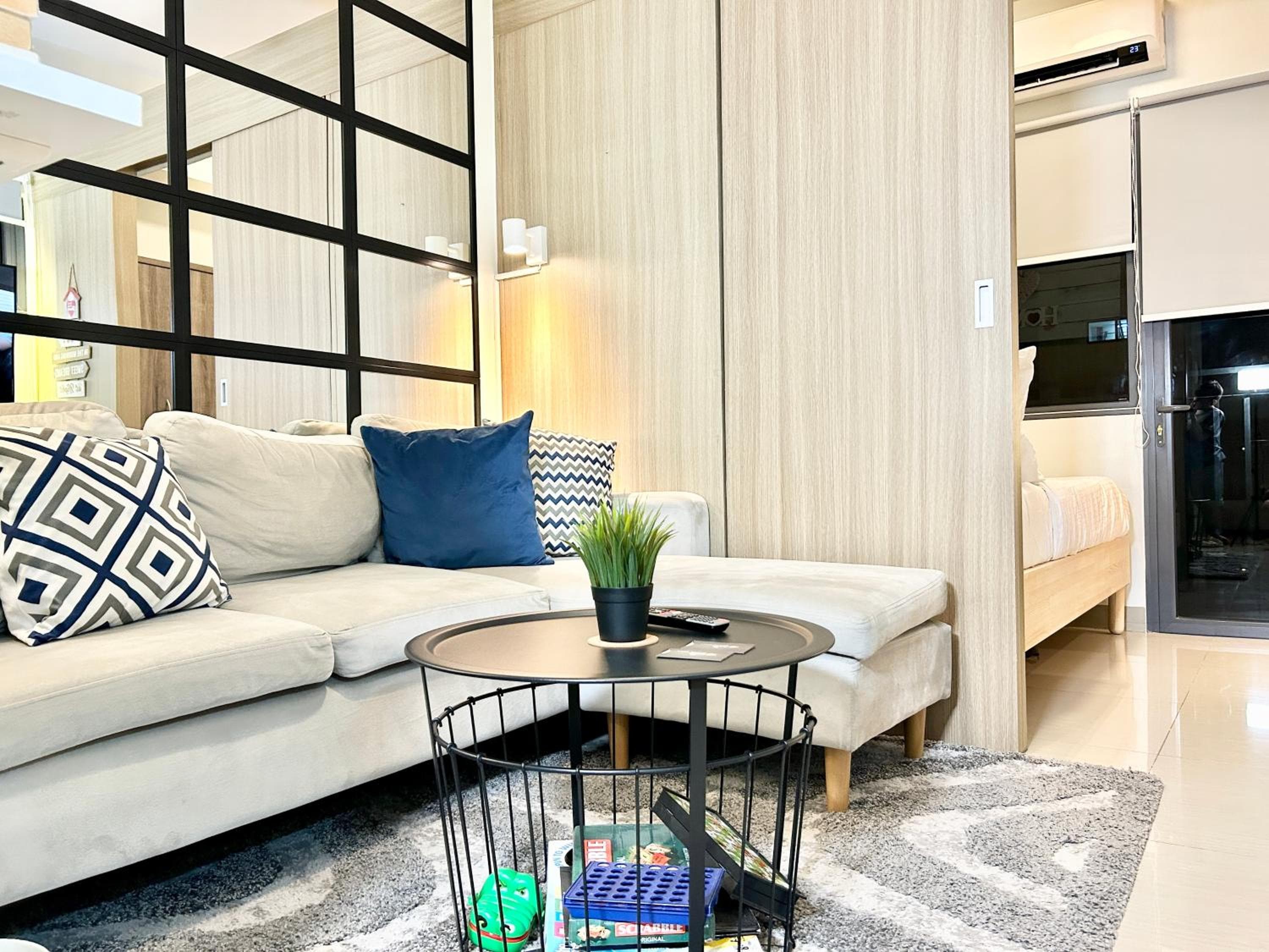 ClaySky Staycation S2T1-Cozy & Homey 1BR Apartment near MOA facing Pool with Own Parking with Netflix, HBO Max YouTube Premium & up to 200mbps Wifi, Manila, photo 5