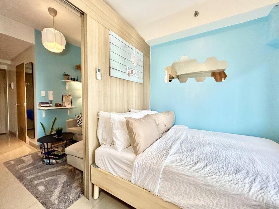 ClaySky Staycation S2T1-Cozy & Homey 1BR Apartment near MOA facing Pool with Own Parking with Netflix, HBO Max YouTube Premium & up to 200mbps Wifi, Manila, photo 6