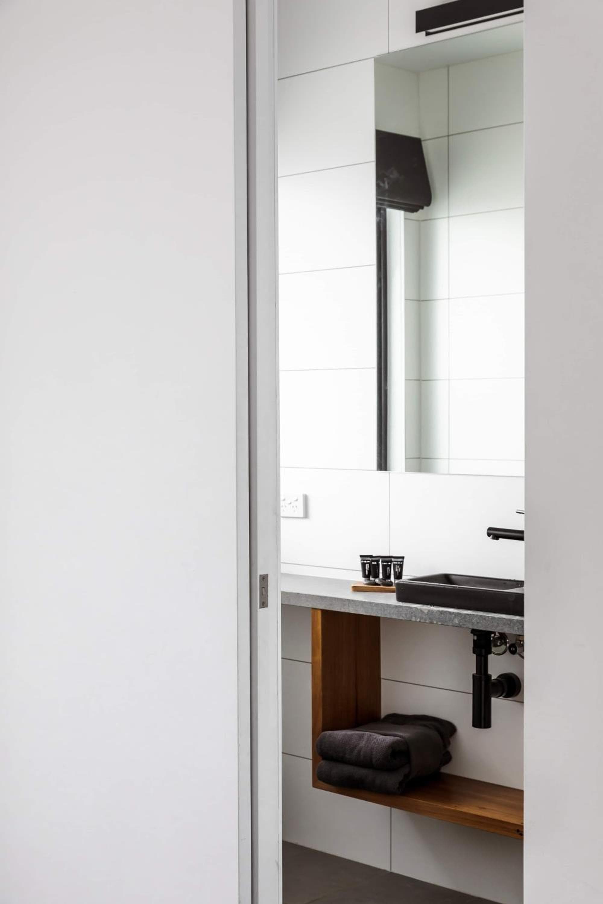 Timber Door Luxury Accommodation Geelong, Geelong, photo 6