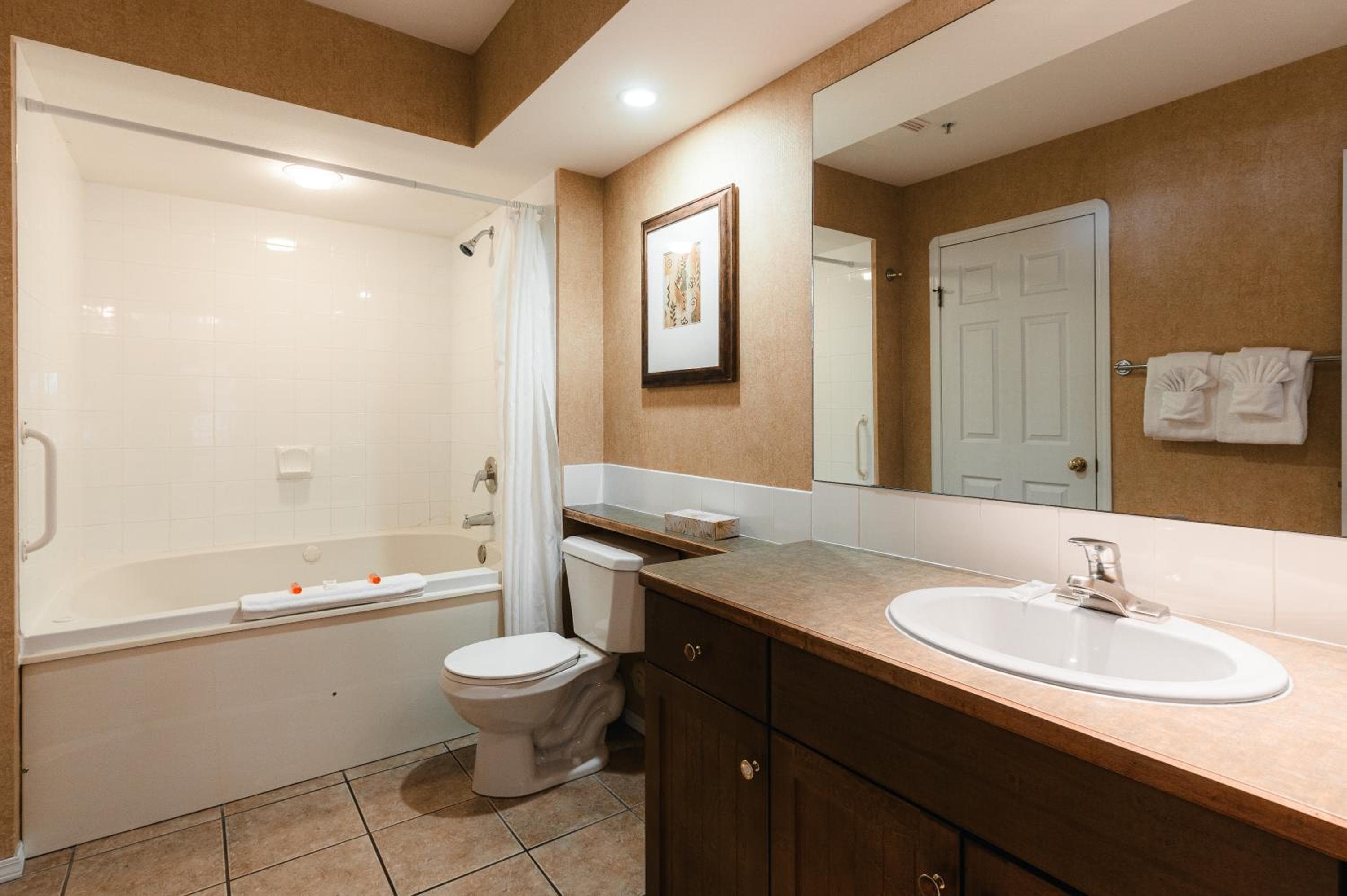 Mountain View Suites & Residency at Fairmont Hot Springs, Fairmont Hot Springs, photo 3