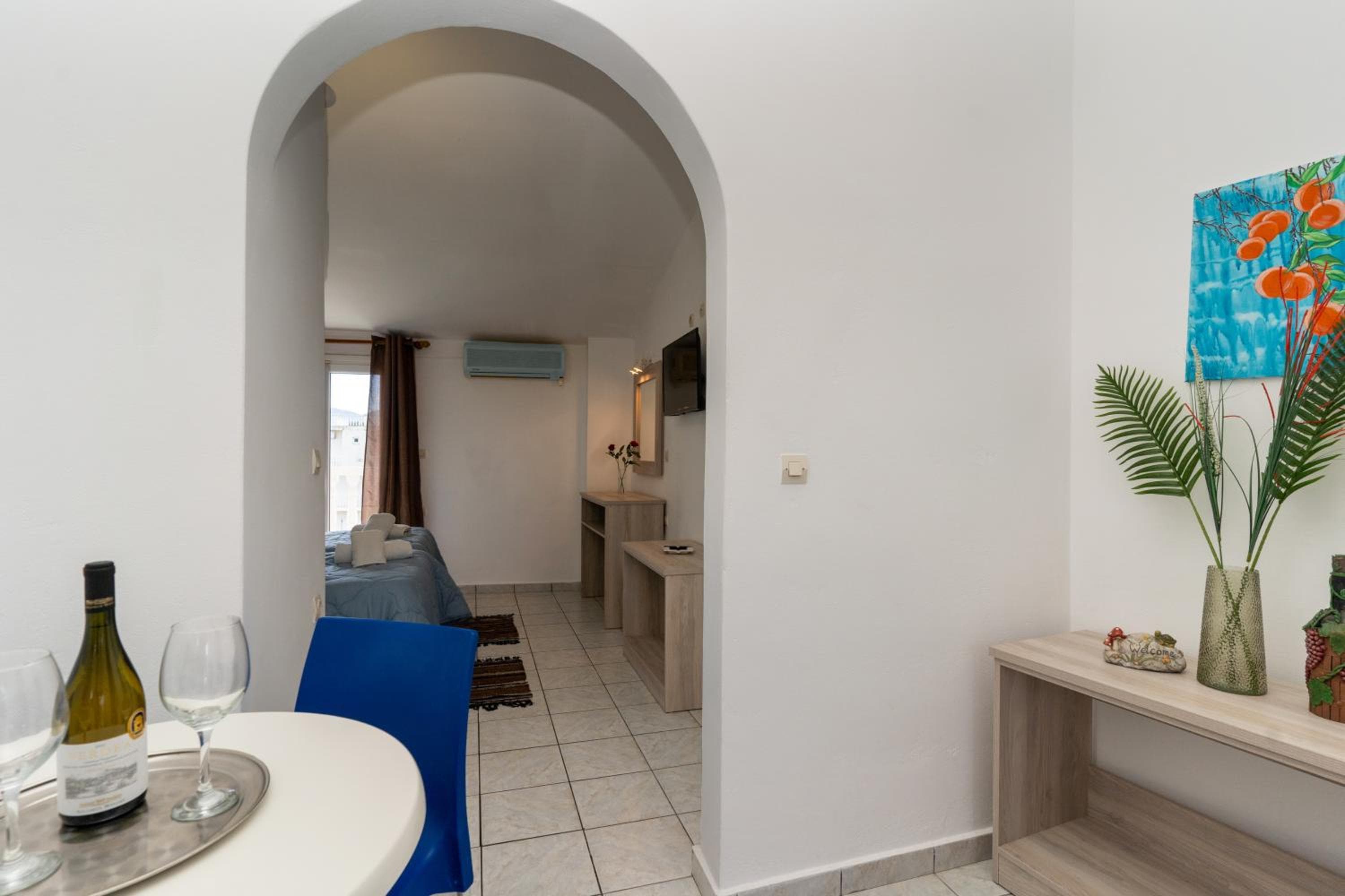 Alex Studios, Laganas