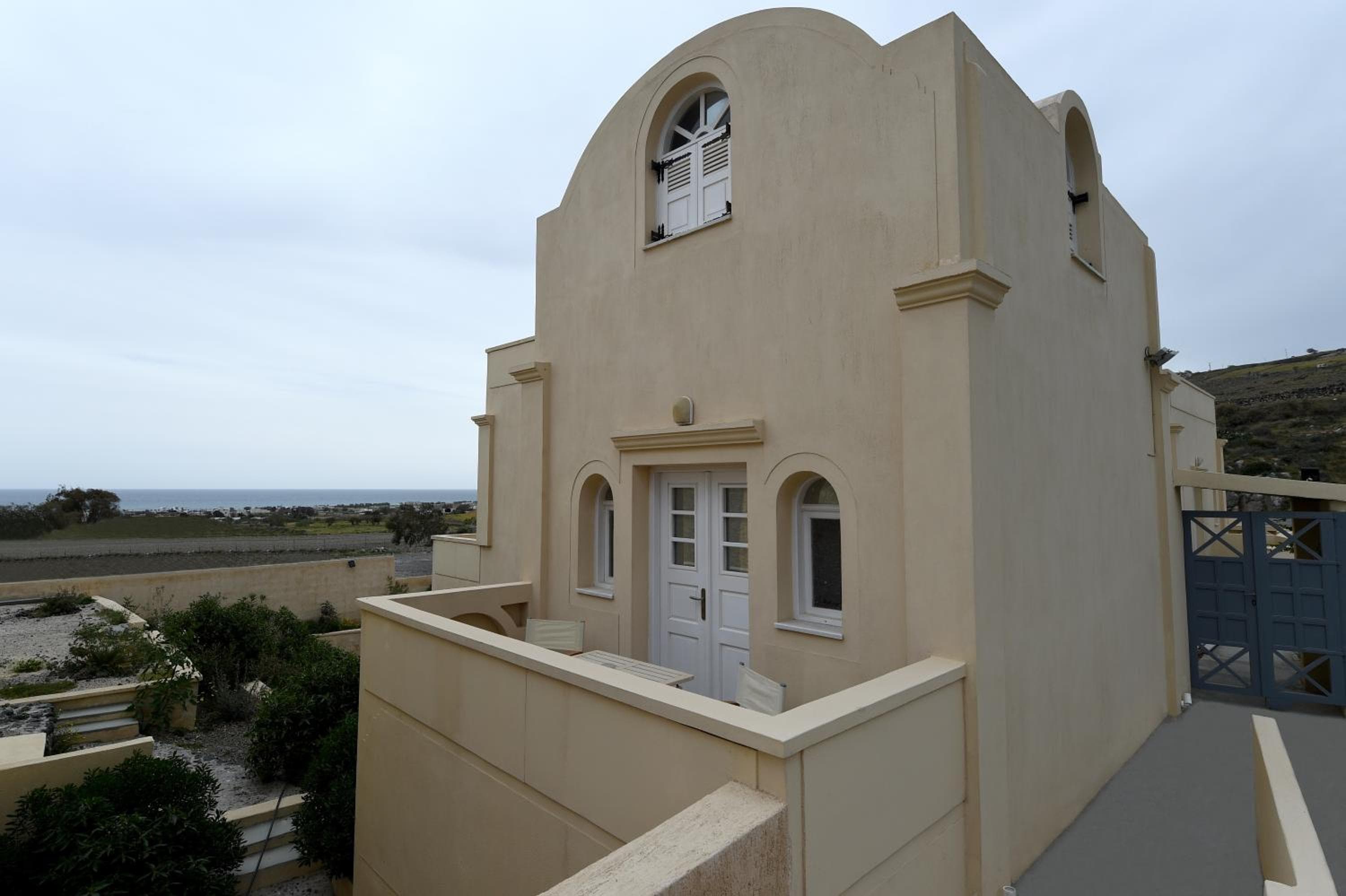 Leon Lux Apartment, Perivolos