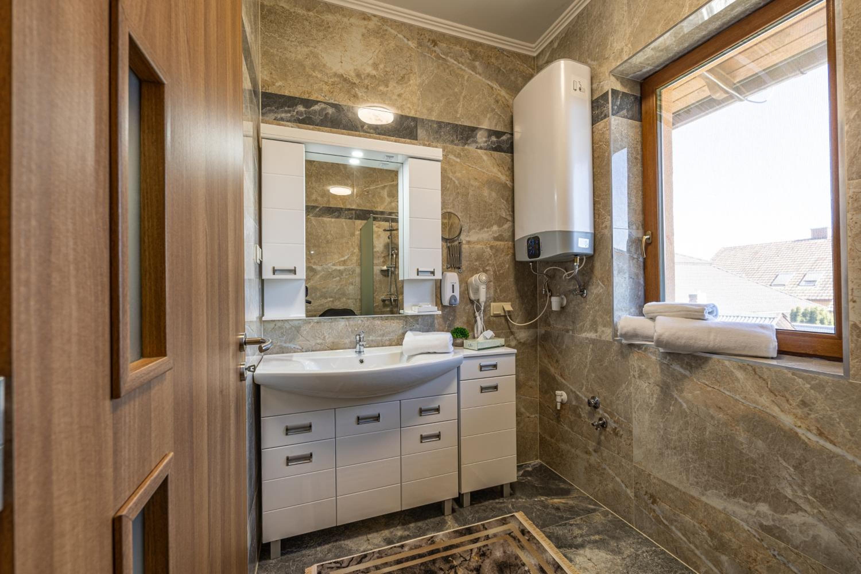 Vörös Álom Apartman Panzió, Tiszakécske, photo 4