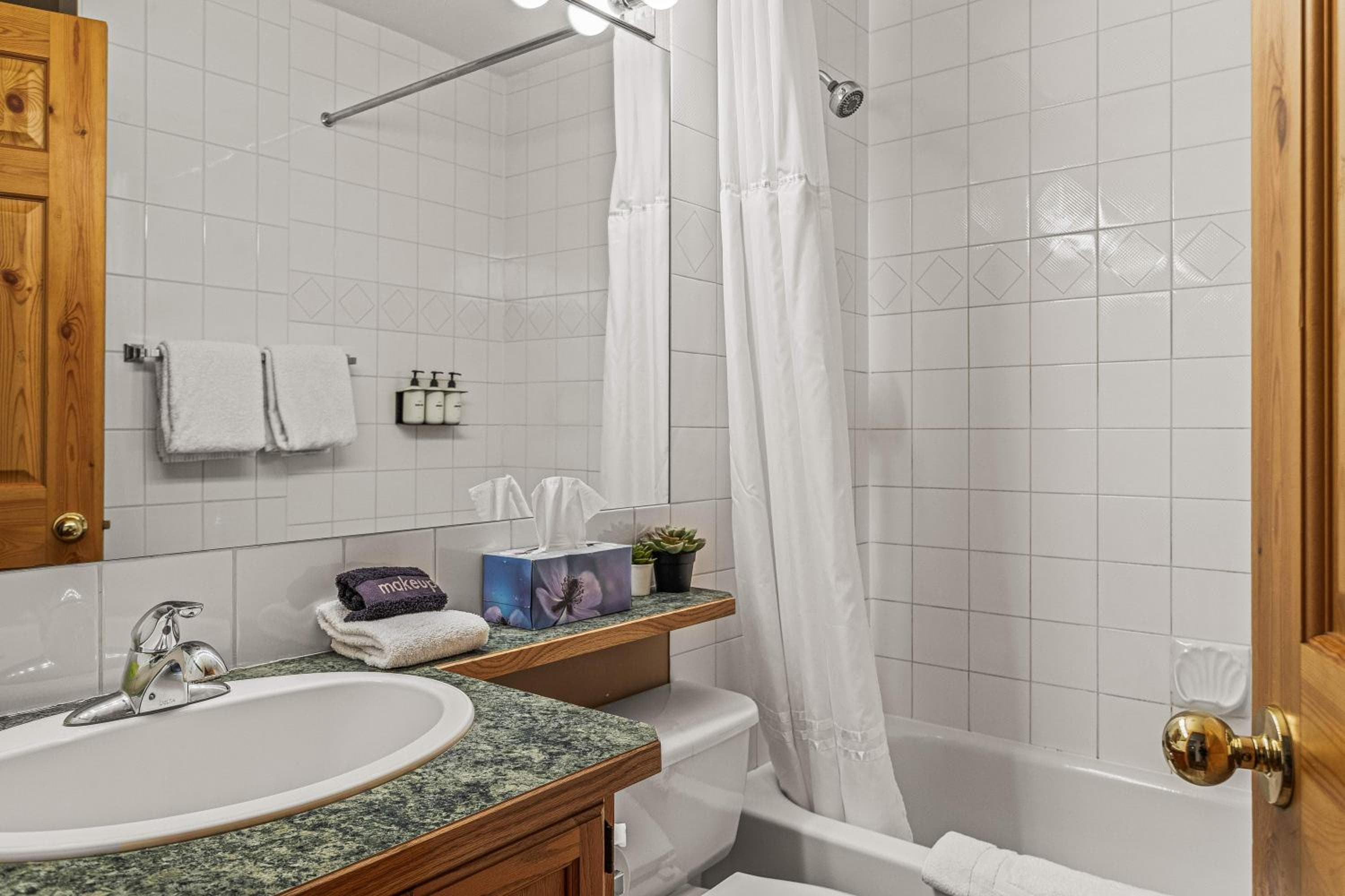 Bow Valley Chalets-Entire 2 King Bedrooms townhouse, Canmore, photo 3