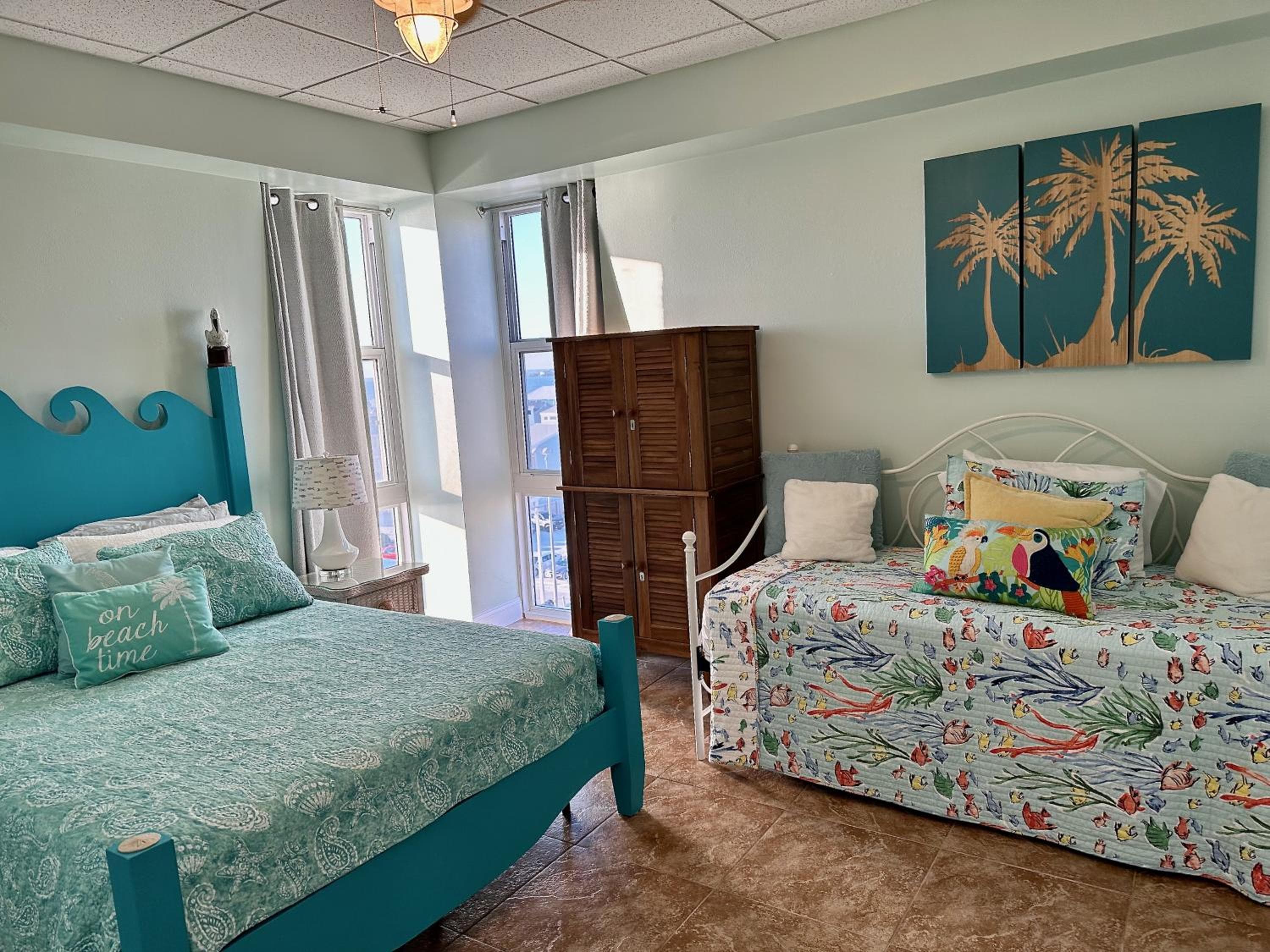 Pensacola Beach Gulf-Front 2BR Condo with Pool & Hot Tub, Pensacola Beach, photo 6