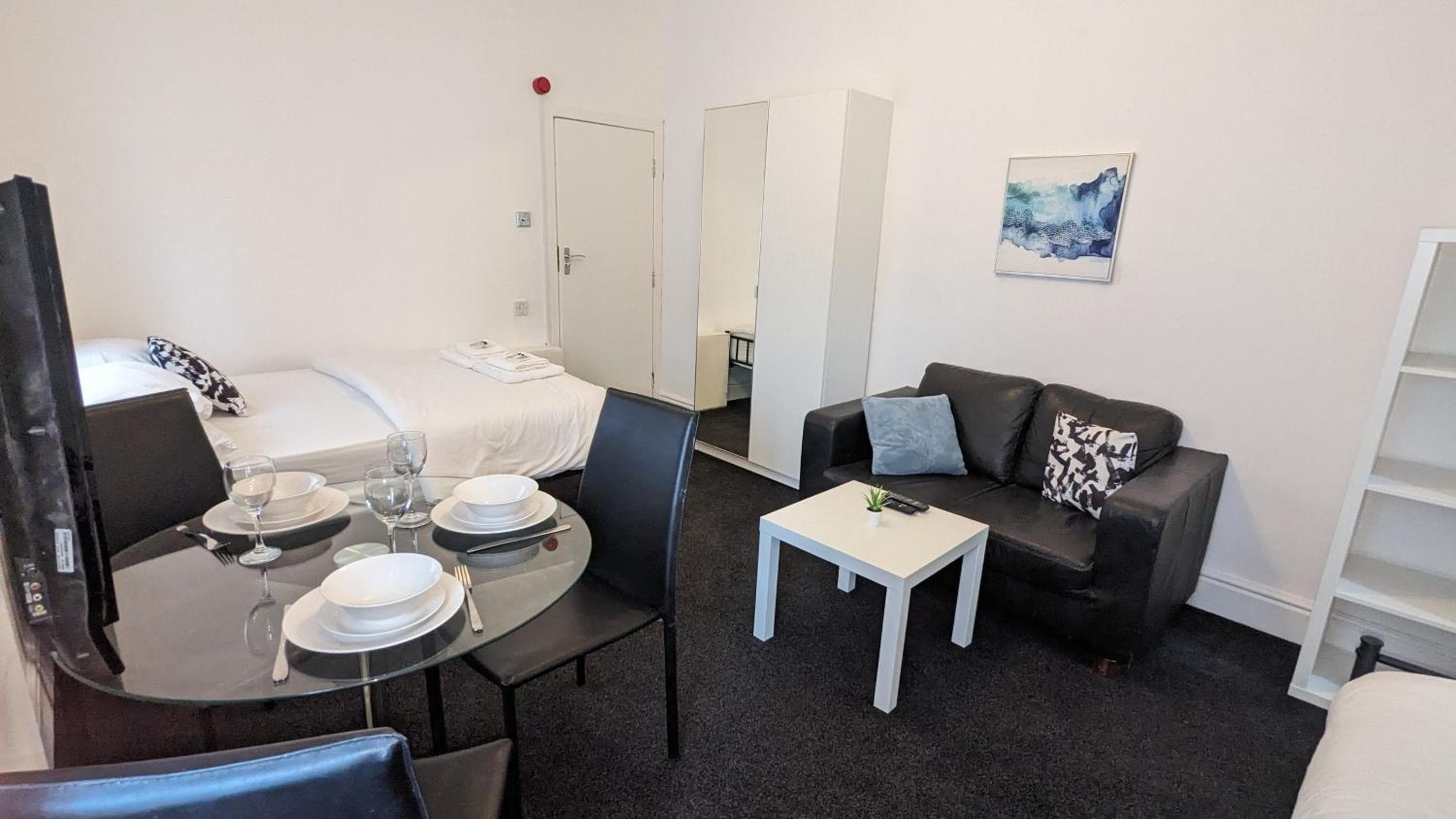 BARTON BEACHSIDE - Stylish Studio Apartment, Double & Single - Central Beach & Promenade Location - Over 21's, Family Friendly Only, ID Required, Blackpool, photo 5