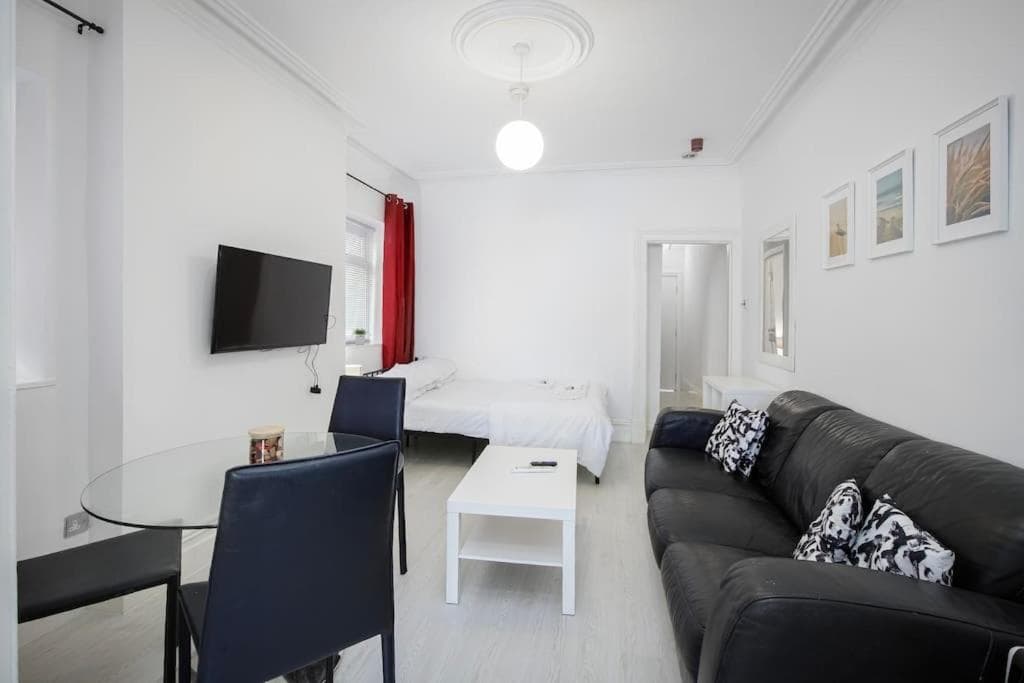 BARTON BEACHSIDE - Stylish Studio Apartment, Double & Single - Central Beach & Promenade Location - Over 21's, Family Friendly Only, ID Required, Blackpool
