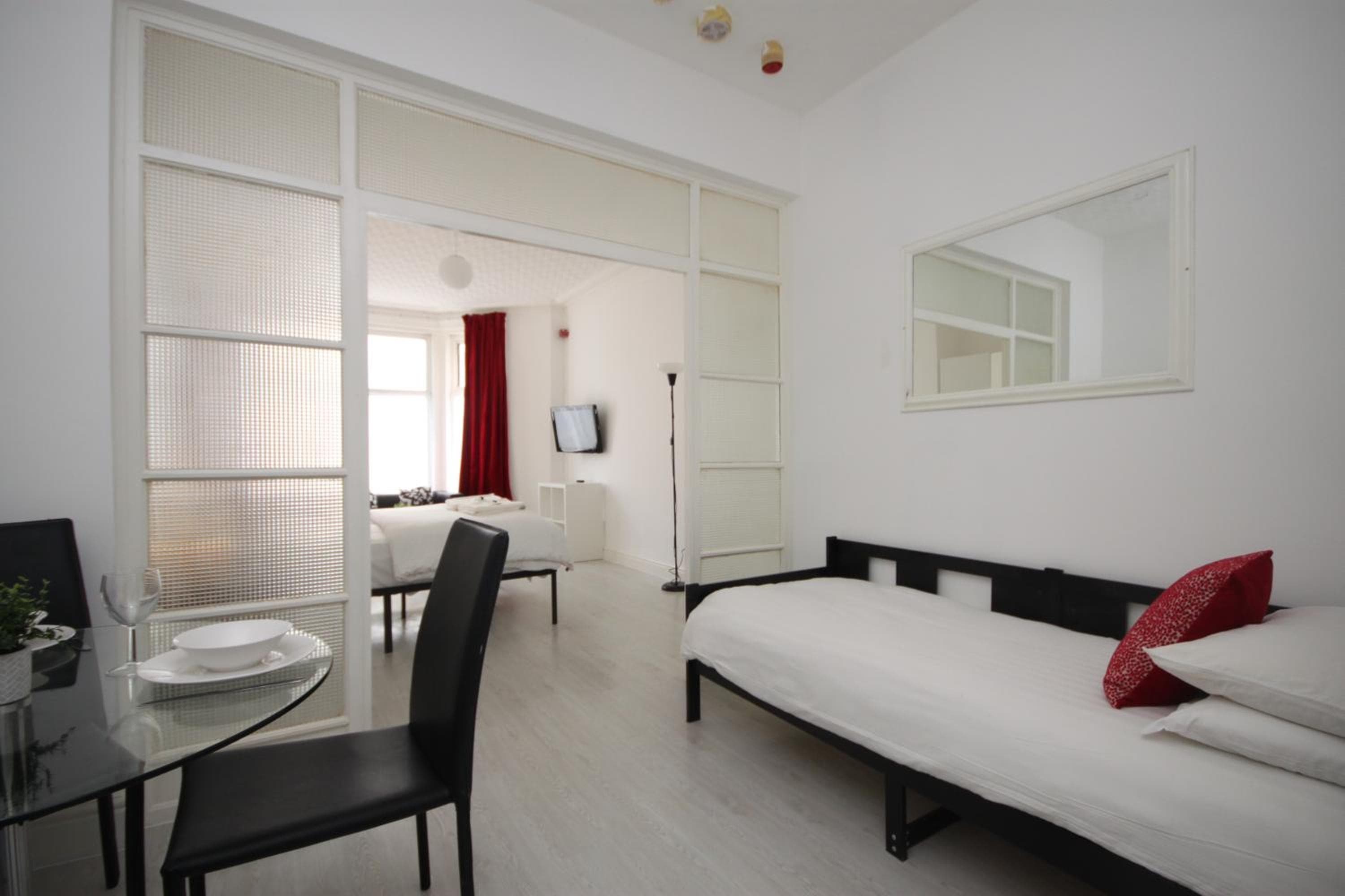 BARTON BEACHSIDE - Stylish Studio Apartment, Double & Single - Central Beach & Promenade Location - Over 21's, Family Friendly Only, ID Required, Blackpool, photo 6