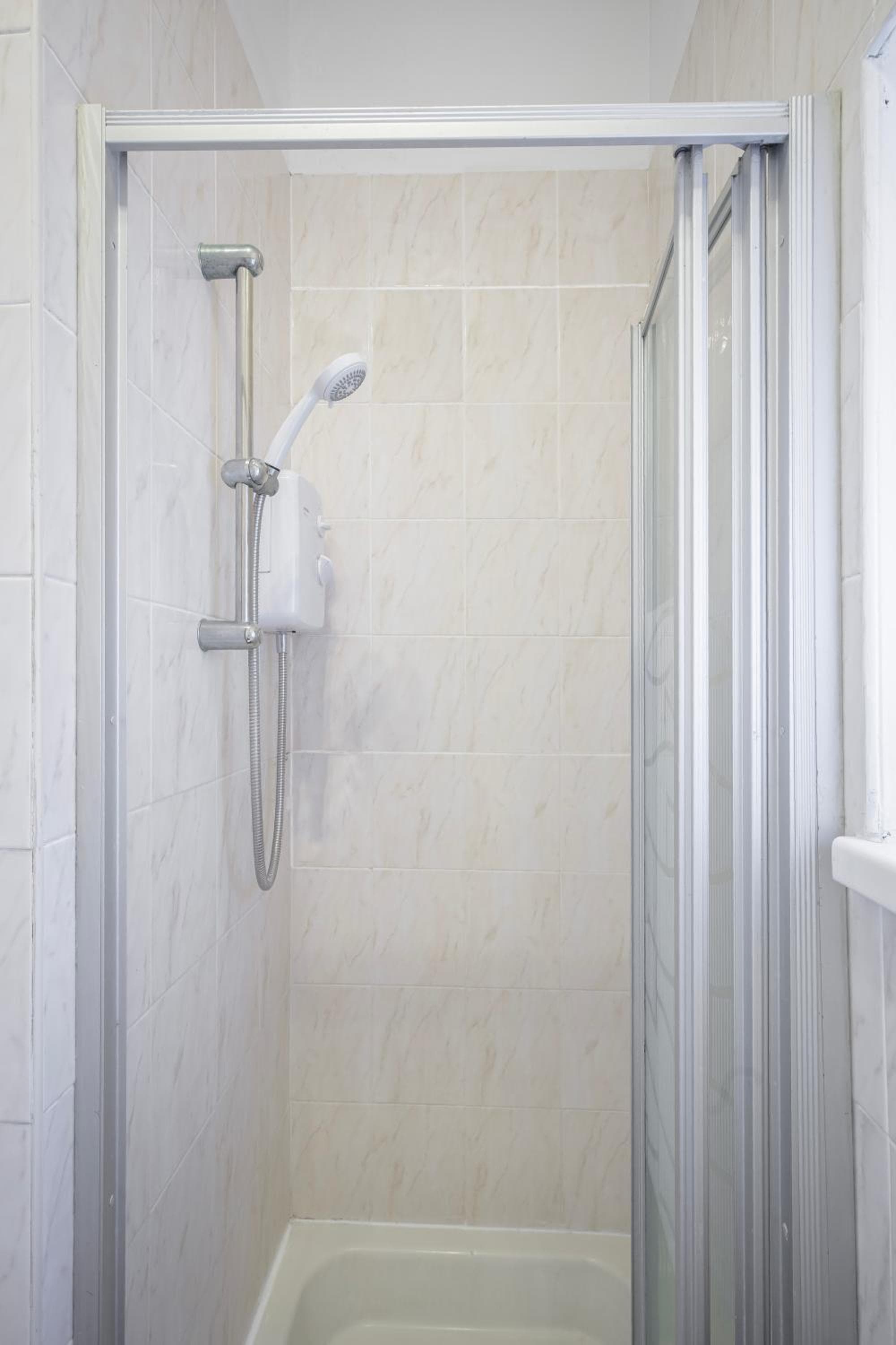 BARTON BEACHSIDE - Stylish Studio Apartment, Double & Single - Central Beach & Promenade Location - Over 21's, Family Friendly Only, ID Required, Blackpool, photo 2
