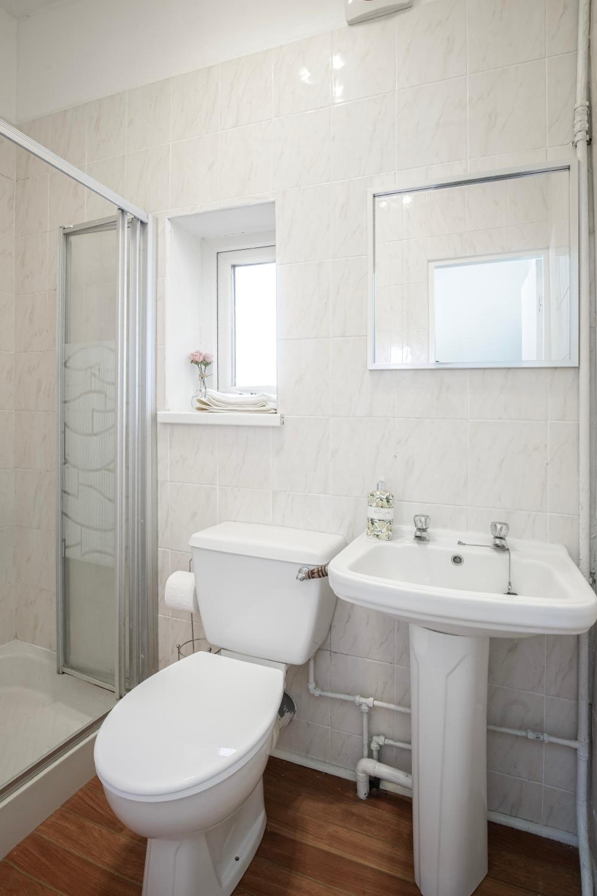 BARTON BEACHSIDE - Stylish Studio Apartment, Double & Single - Central Beach & Promenade Location - Over 21's, Family Friendly Only, ID Required, Blackpool, photo 4